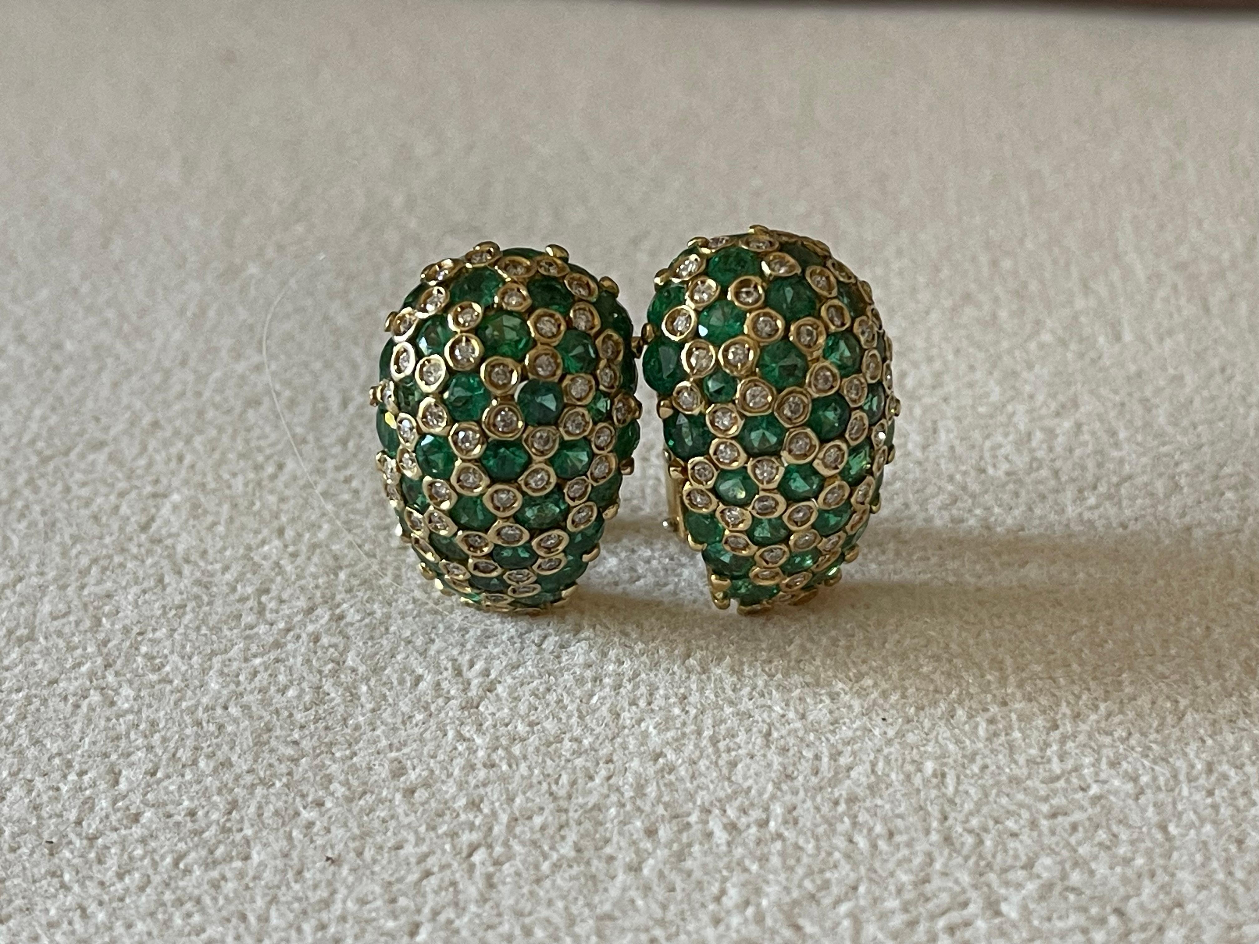 Contemporary Pair of italian Vintage  18 K yellow Gold bombé Emerald Diamond earrings For Sale