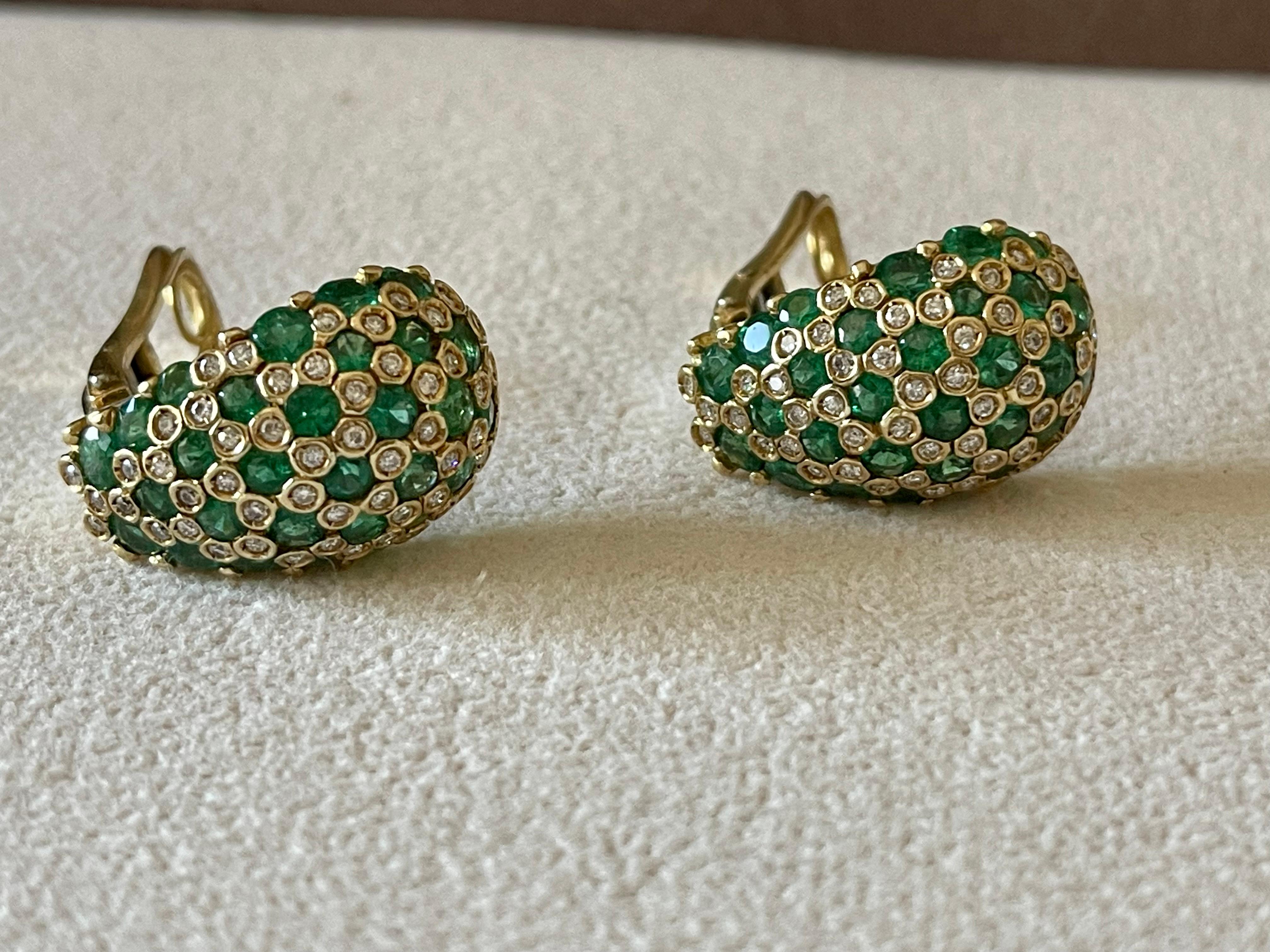 Brilliant Cut Pair of italian Vintage  18 K yellow Gold bombé Emerald Diamond earrings For Sale