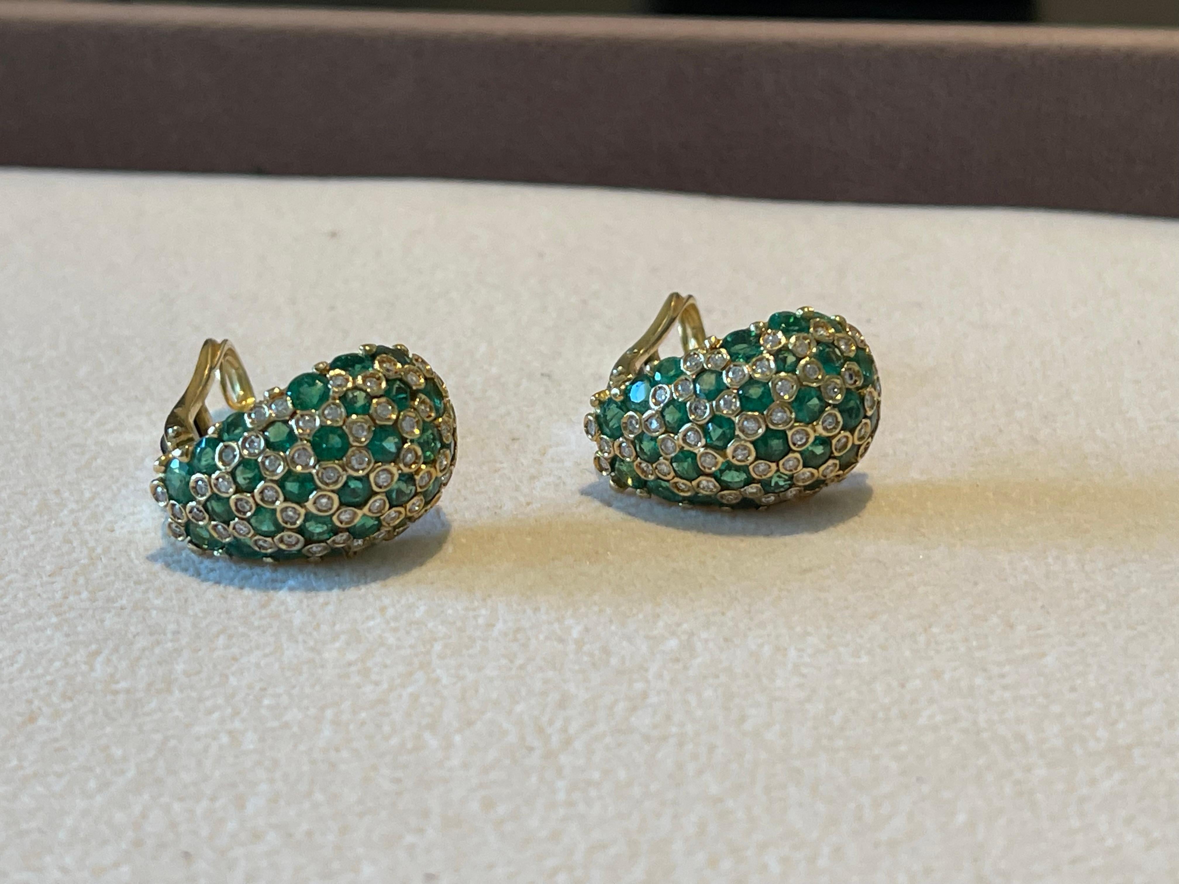 Pair of italian Vintage  18 K yellow Gold bombé Emerald Diamond earrings In Good Condition For Sale In Zurich, Zollstrasse