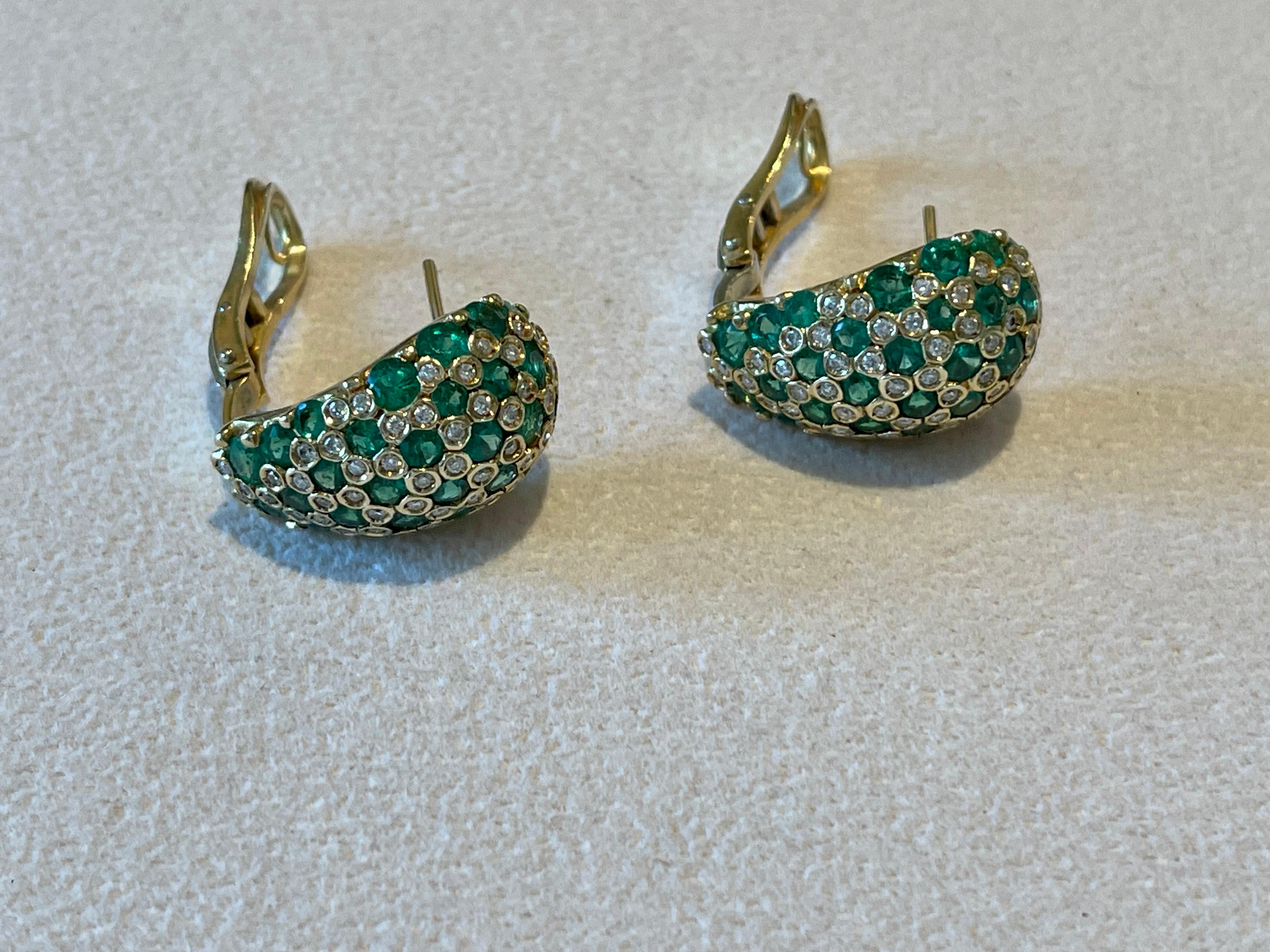 Women's Pair of italian Vintage  18 K yellow Gold bombé Emerald Diamond earrings For Sale