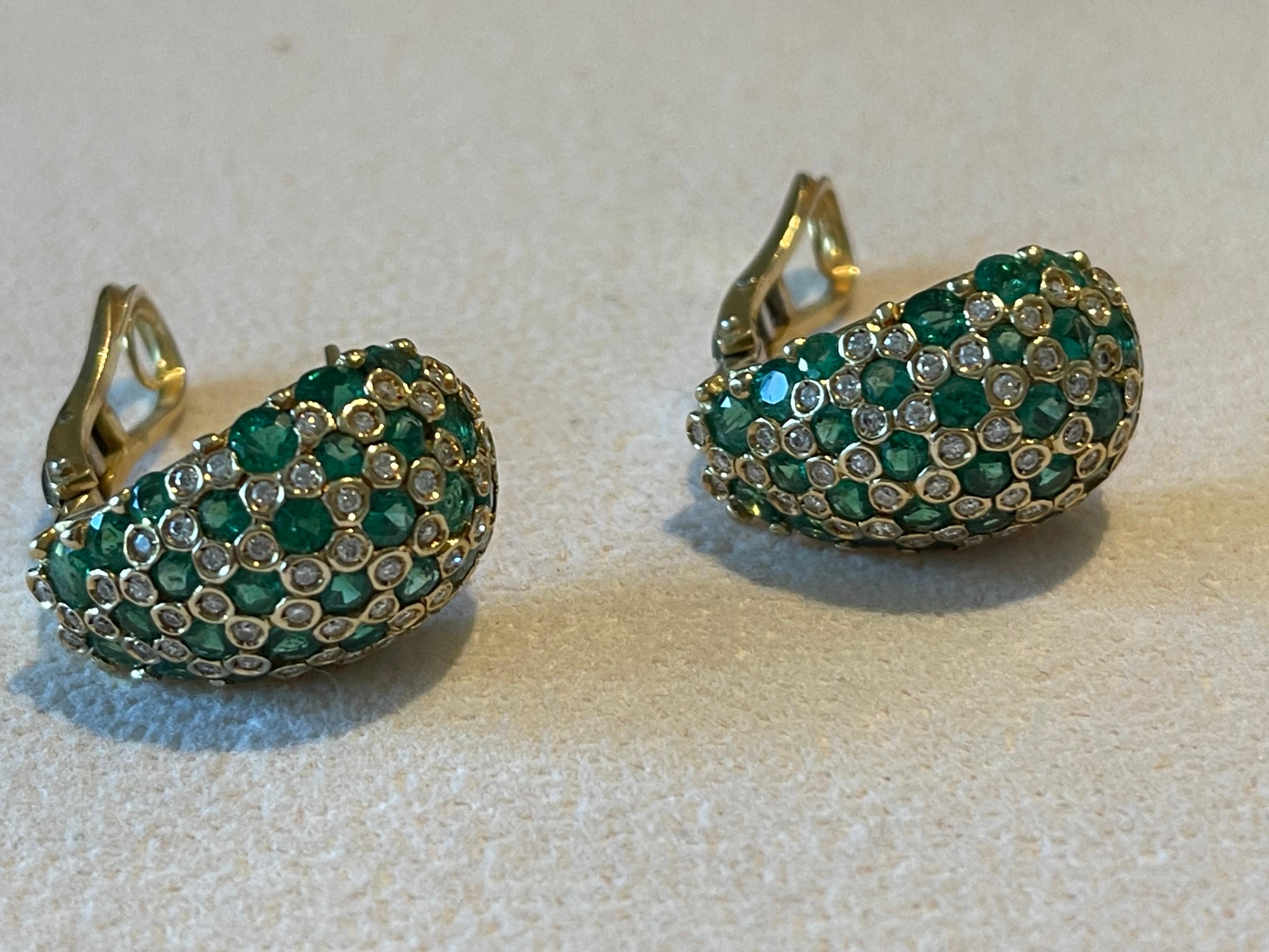 Pair of italian Vintage  18 K yellow Gold bombé Emerald Diamond earrings For Sale 1