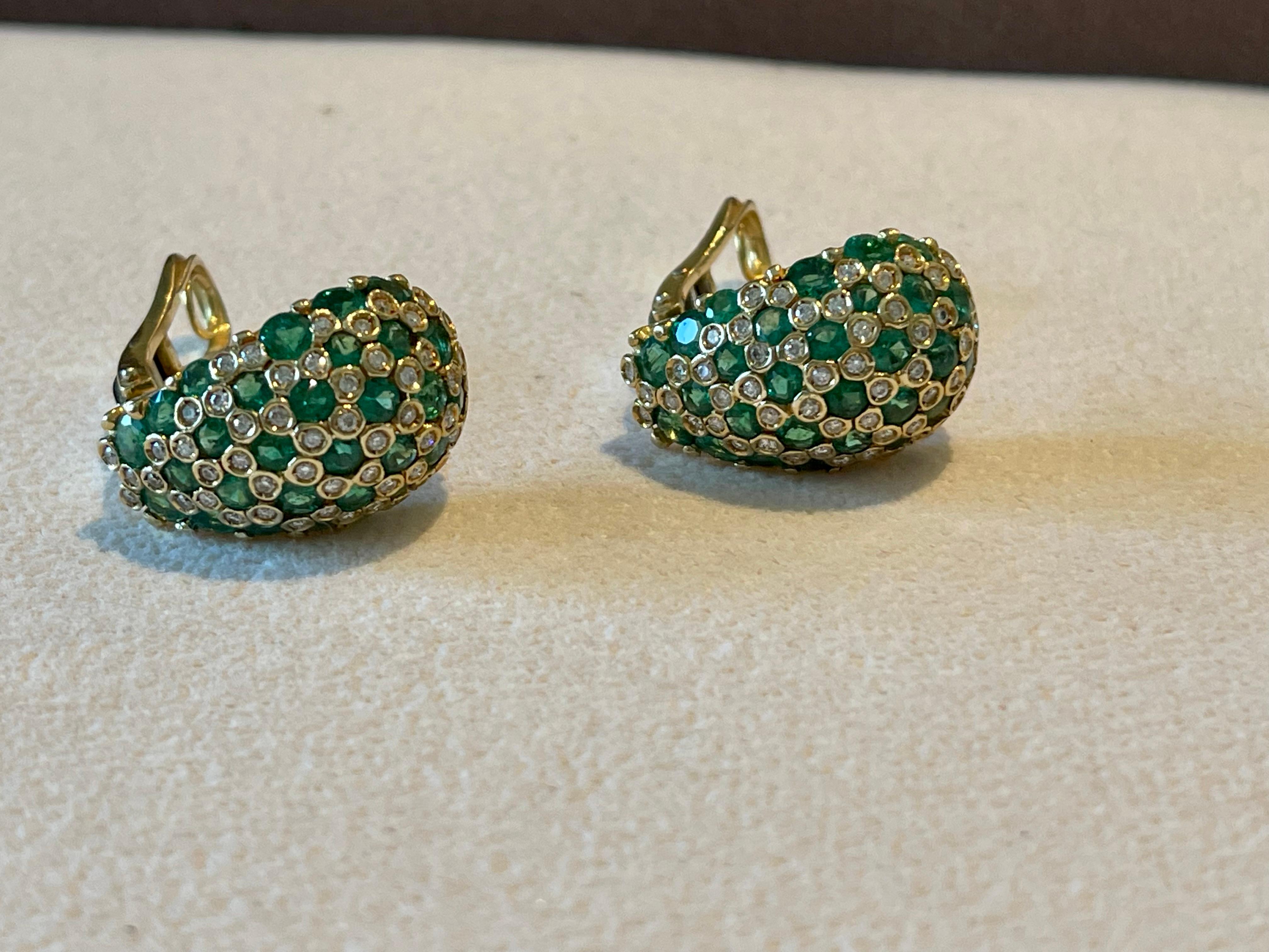 Pair of italian Vintage  18 K yellow Gold bombé Emerald Diamond earrings For Sale 2