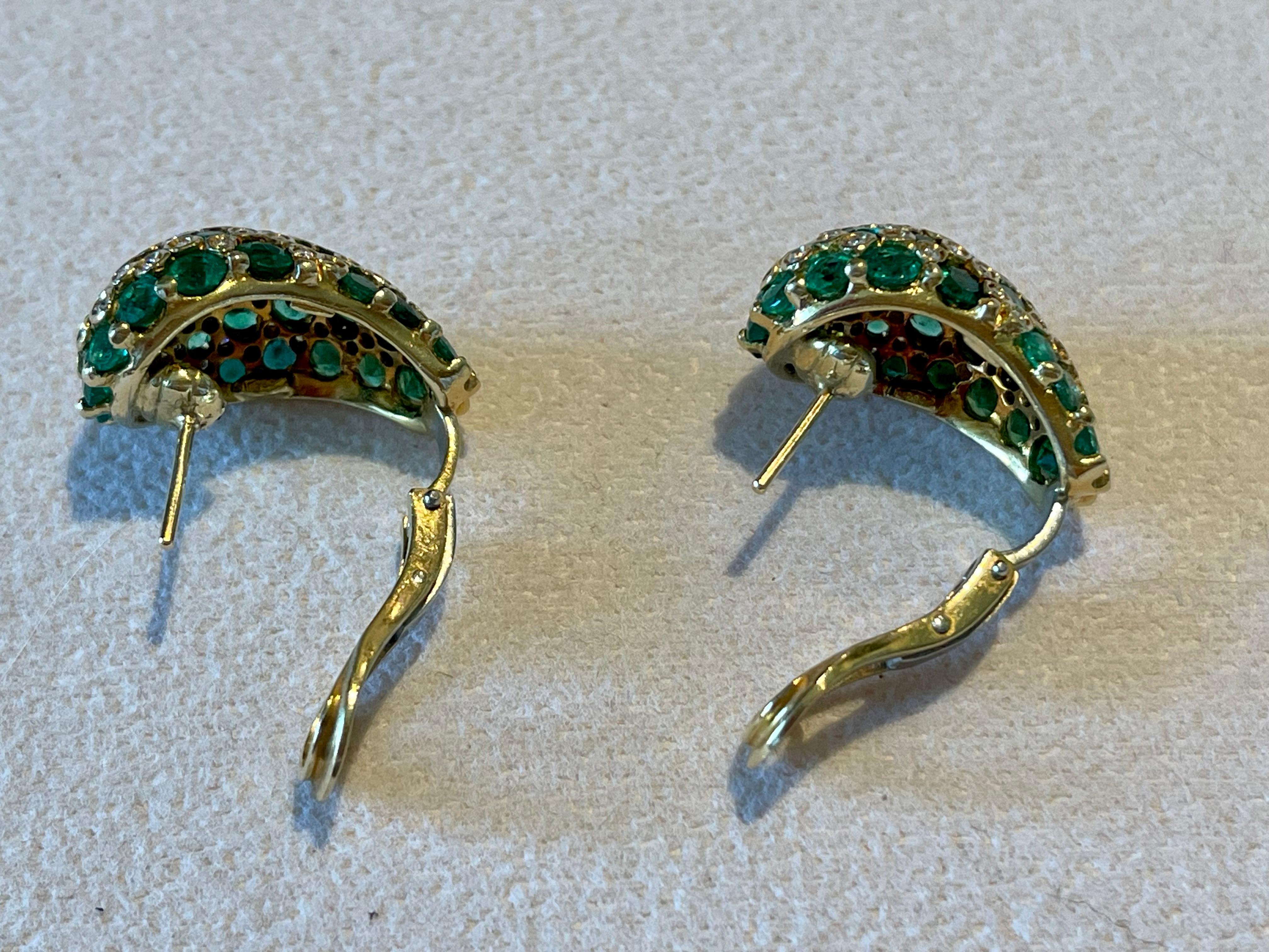 Pair of italian Vintage  18 K yellow Gold bombé Emerald Diamond earrings For Sale 3