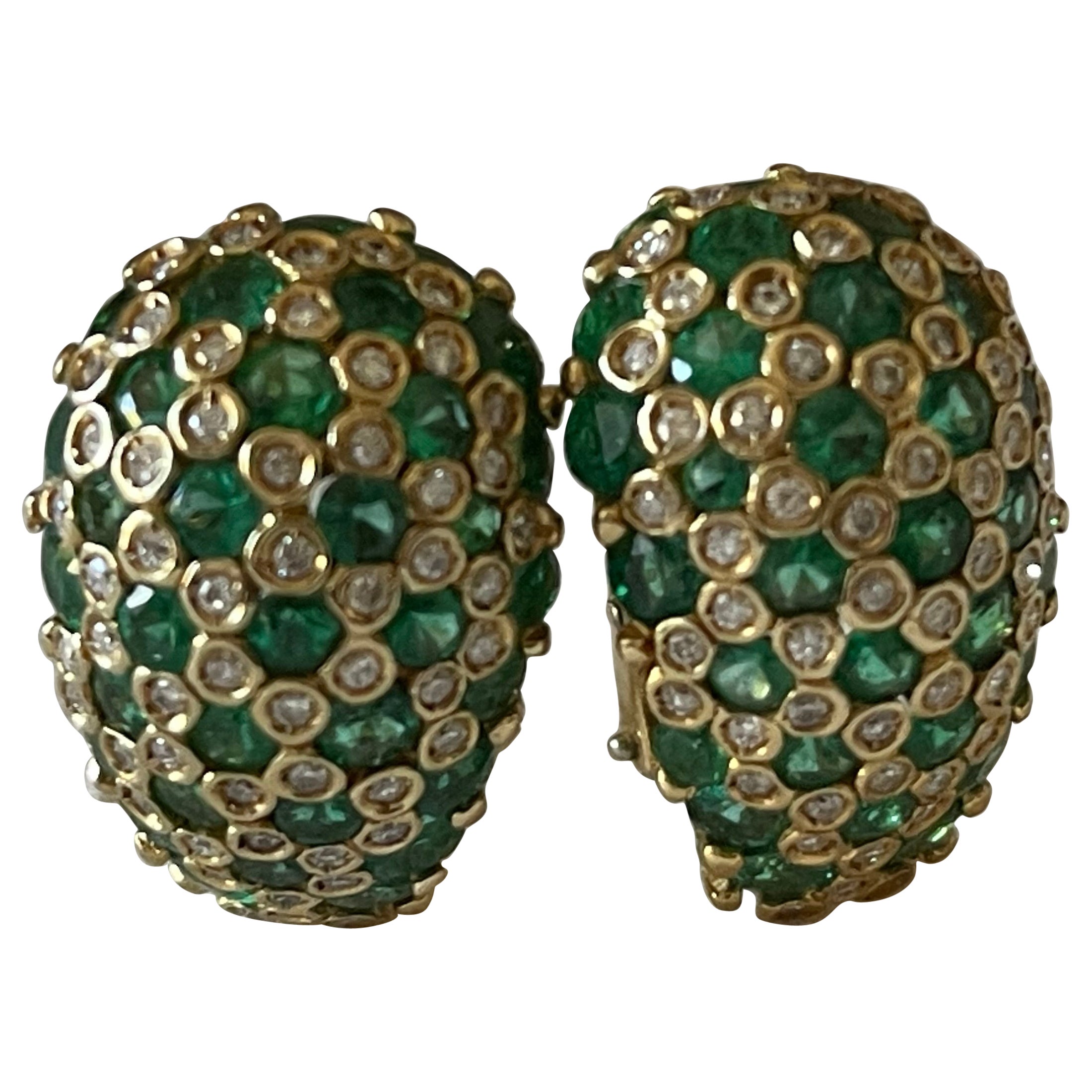 Paire d'articles vintage italiens  Boucles d'oreilles en or jaune 18 K bombé Emeraude Diamant