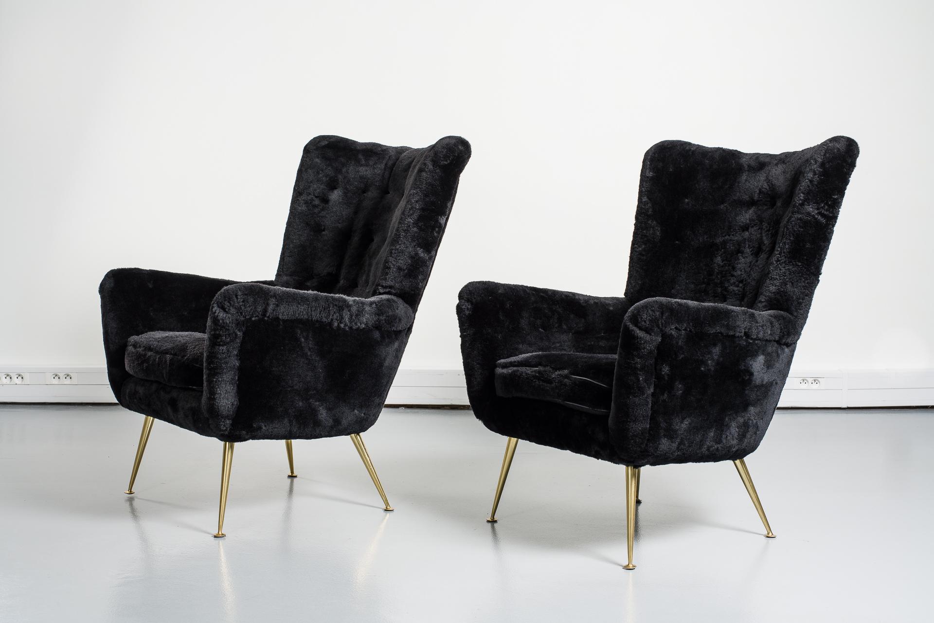Pair of italian vintage armchairs, 1950
Black shearling upholstery.
Brass legs.
 