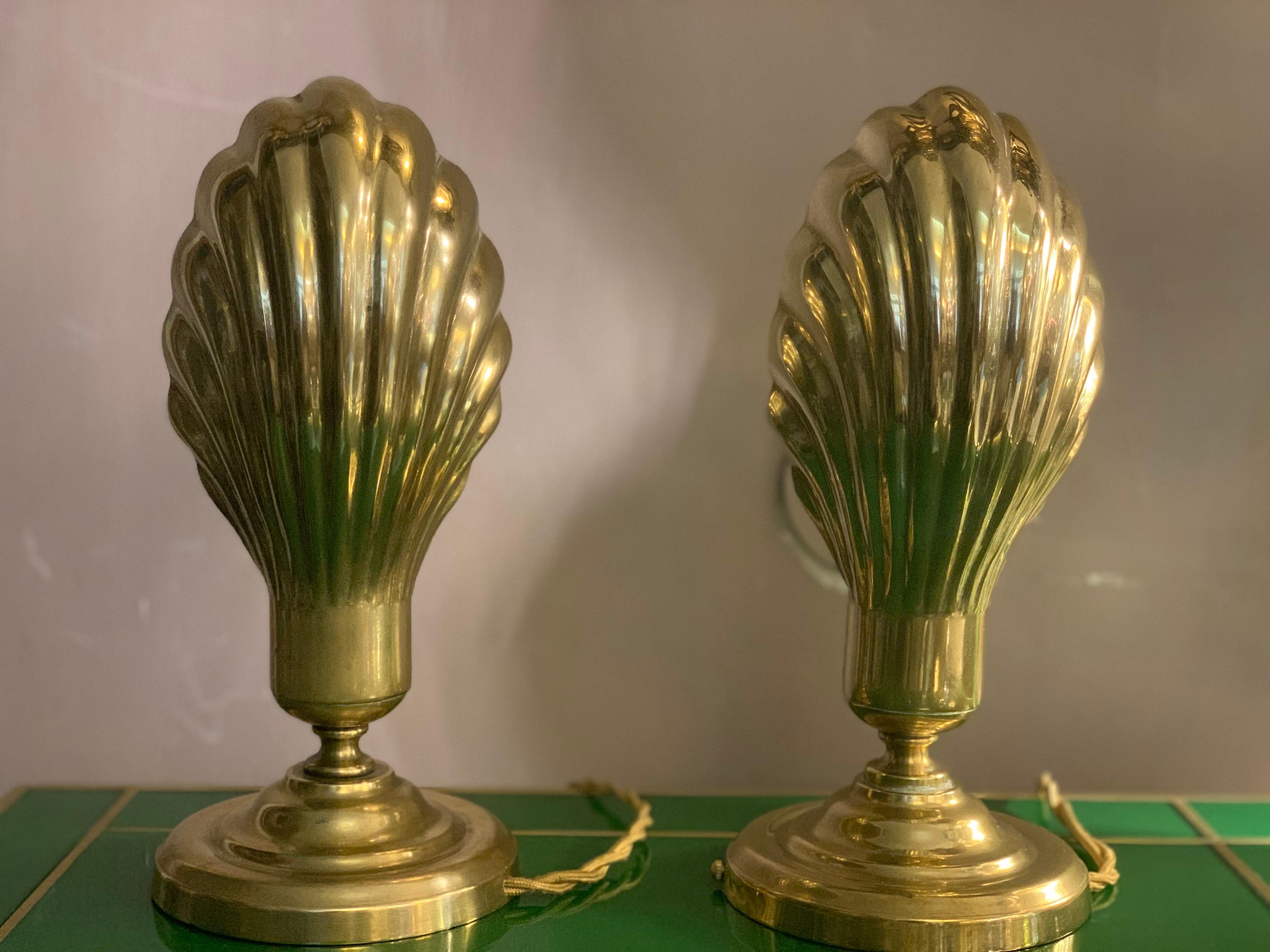 Mid-Century Modern Pair of Italian Vintage Brass Clam Shell Nightstand Lamps, 1950s
