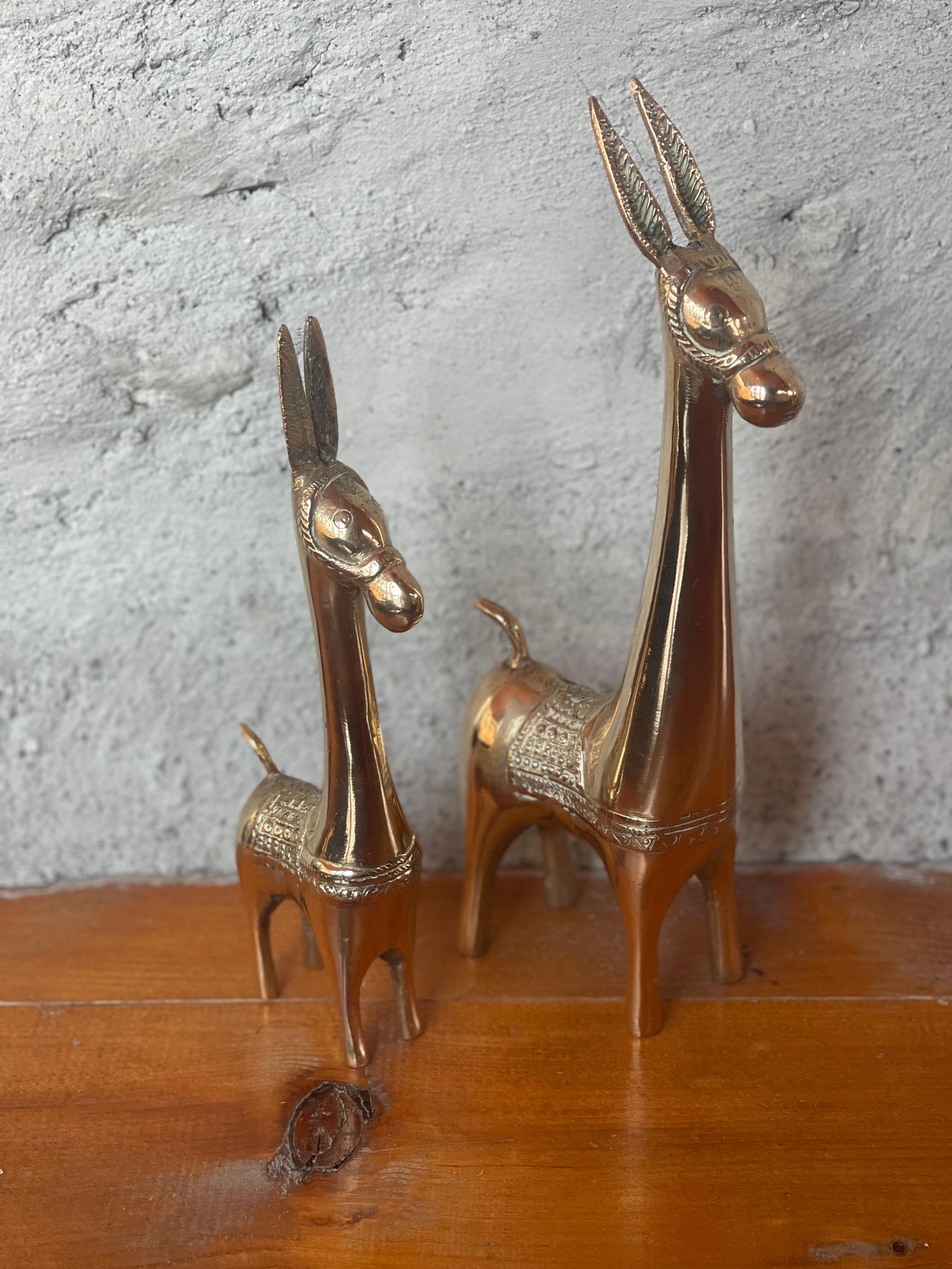 Des ânes fantasques et élégants en laiton massif du milieu du siècle, avec des détails gravés et une patine chaude. Fabriqué en Italie, vers 1950. Magnifique en tant que duo sculptural ou en tant qu'accents décoratifs excentriques.

Taller : 28 cm H