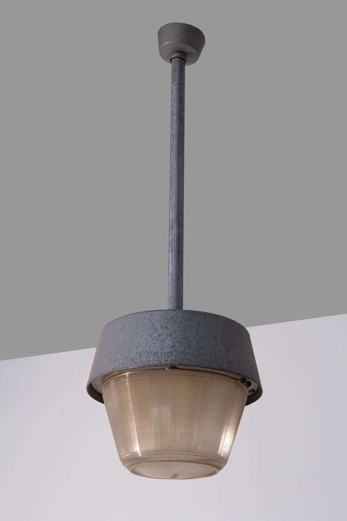 Pareja de lámparas colgantes industriales italianas de los años 40 - Lámparas de fábrica de aluminio y hierro y plexiglás
Auténtico encanto industrial de los talleres italianos de los años 40
Este raro par de lámparas colgantes italianas de la