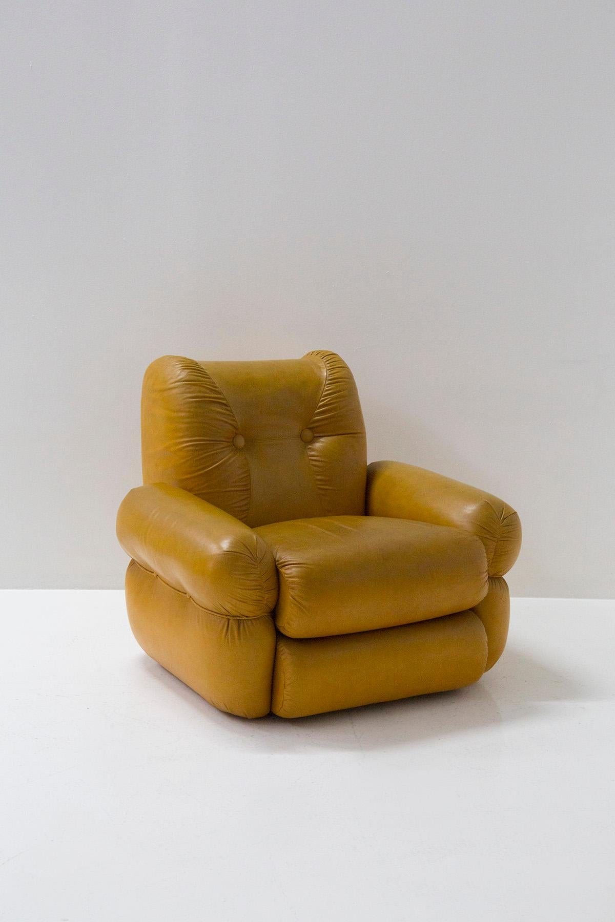 Faites un saut dans le passé avec notre remarquable ensemble de fauteuils en cuir italien vintage. Ces fauteuils exquis, fabriqués en Italie dans les années 1970, capturent l'essence de cette époque emblématique. Avec leur design épuré, proche de