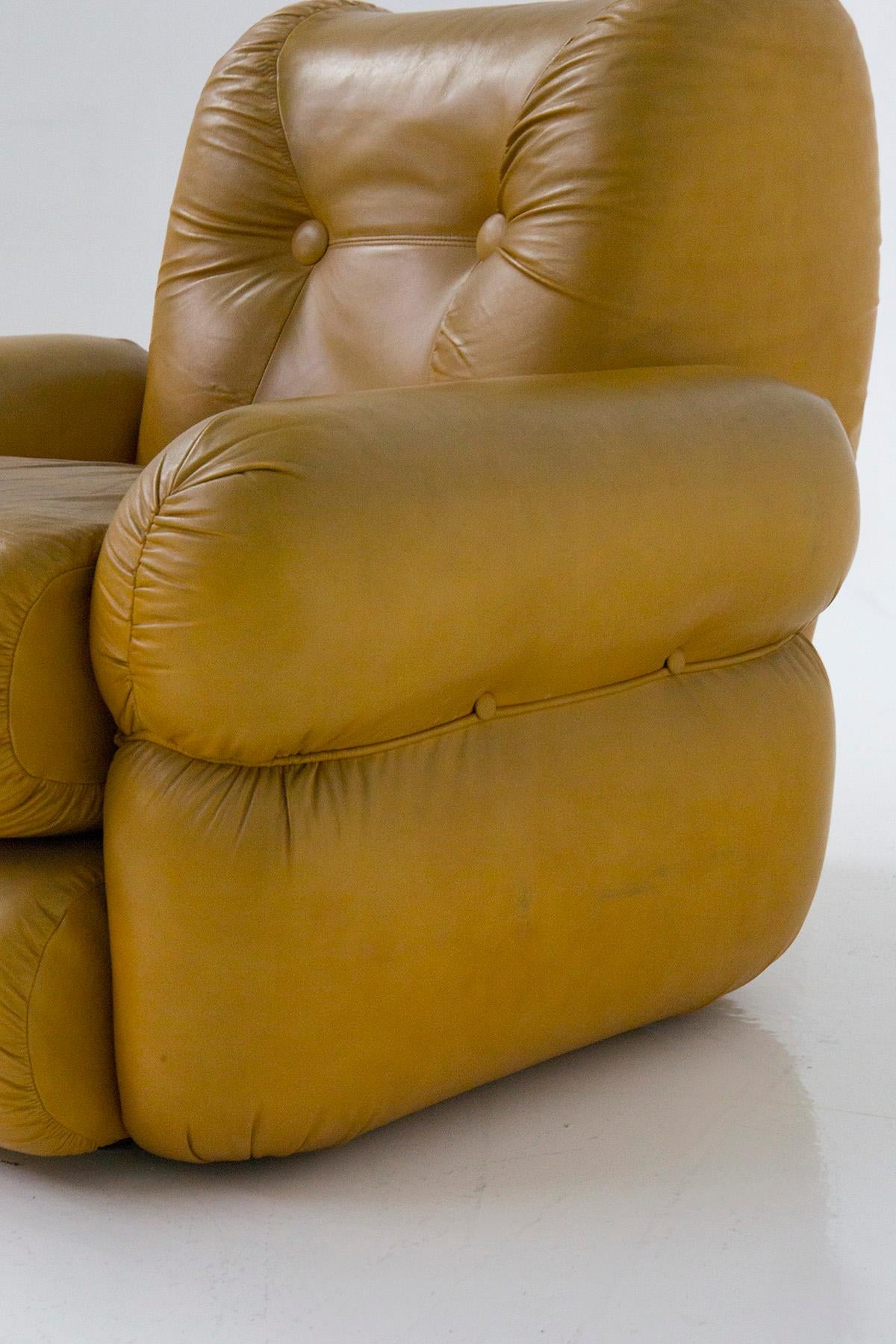 Ère spatiale Paire de fauteuils italiens vintage en cuir dans le style de l'ère spatiale des années 70