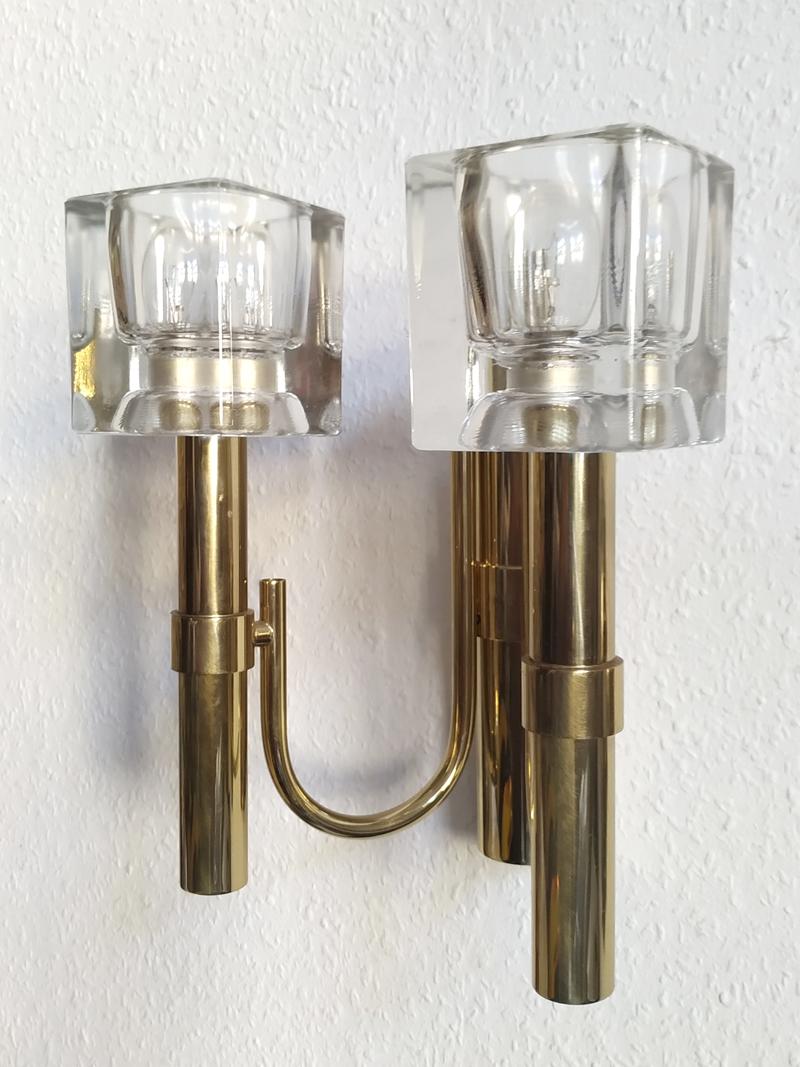 Minimalist Pair of Italian Vintage Modernist Brass and Glass Sciolari Wall Lights Sconces For Sale