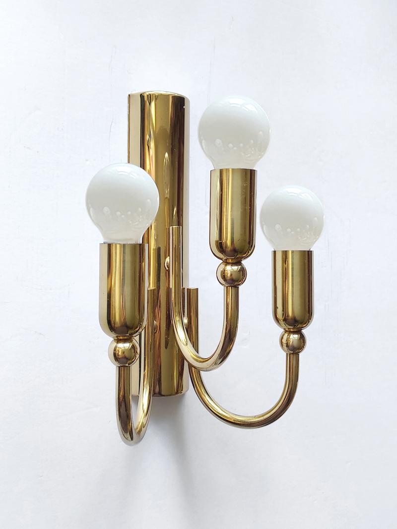 Zwei schöne, skulpturale, minimalistische Messing-Wandleuchter.
Italien, 1970er Jahre.