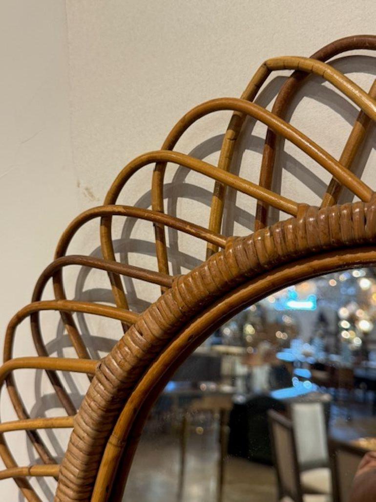 Pareja de espejos ovalados italianos vintage de ratán Italiano en venta
