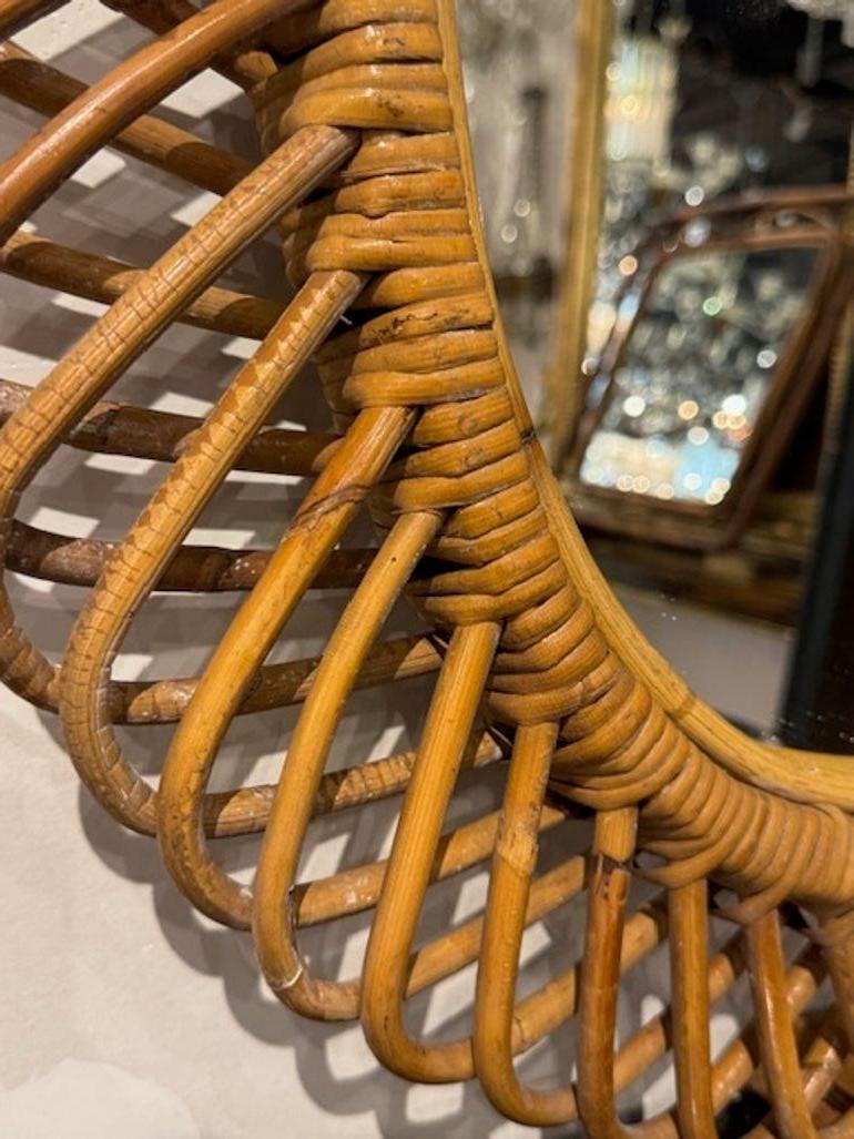 Pareja de espejos ovalados italianos vintage de ratán en Bueno estado para la venta en Dallas, TX