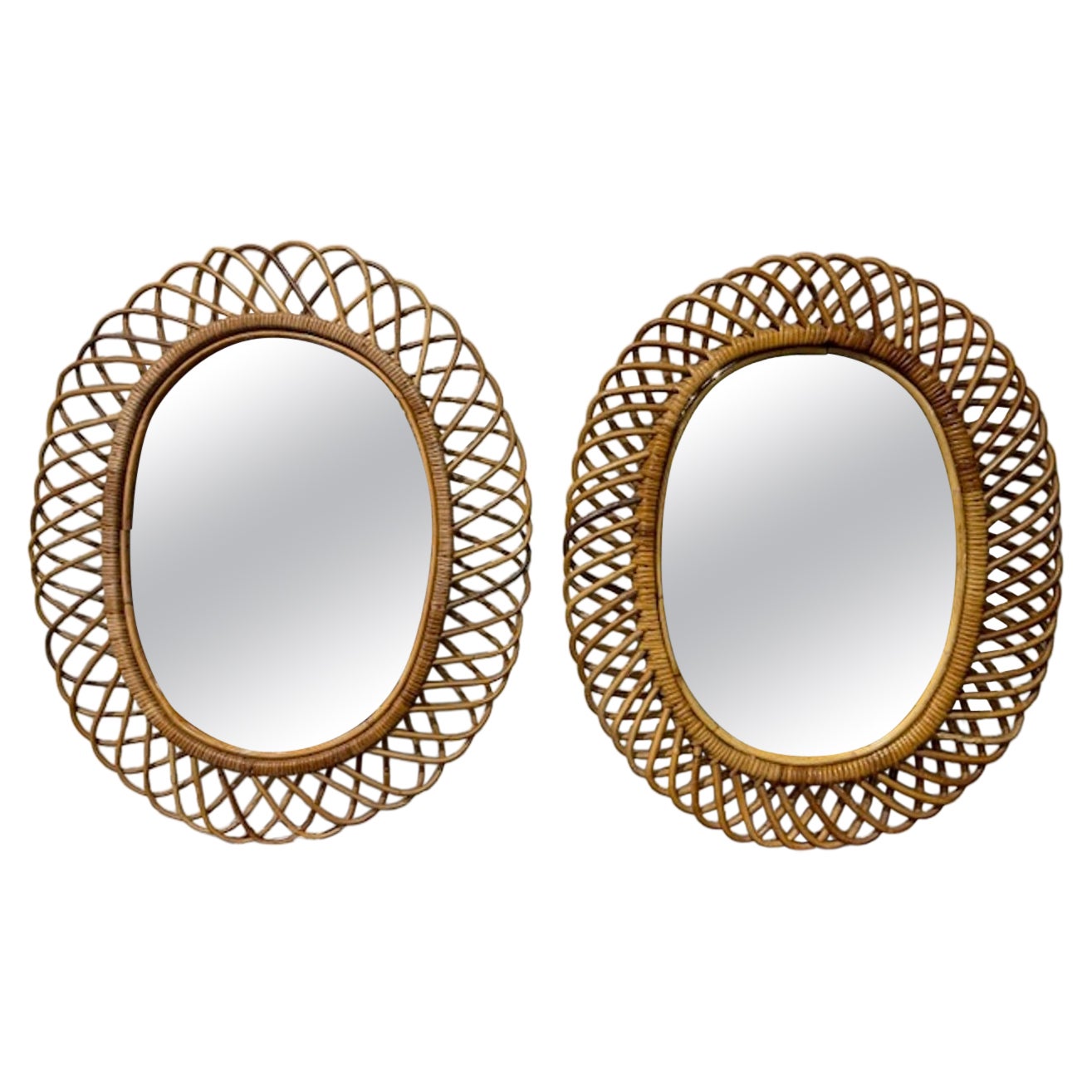 Paar italienische Vintage Oval Rattan-Spiegel im Angebot