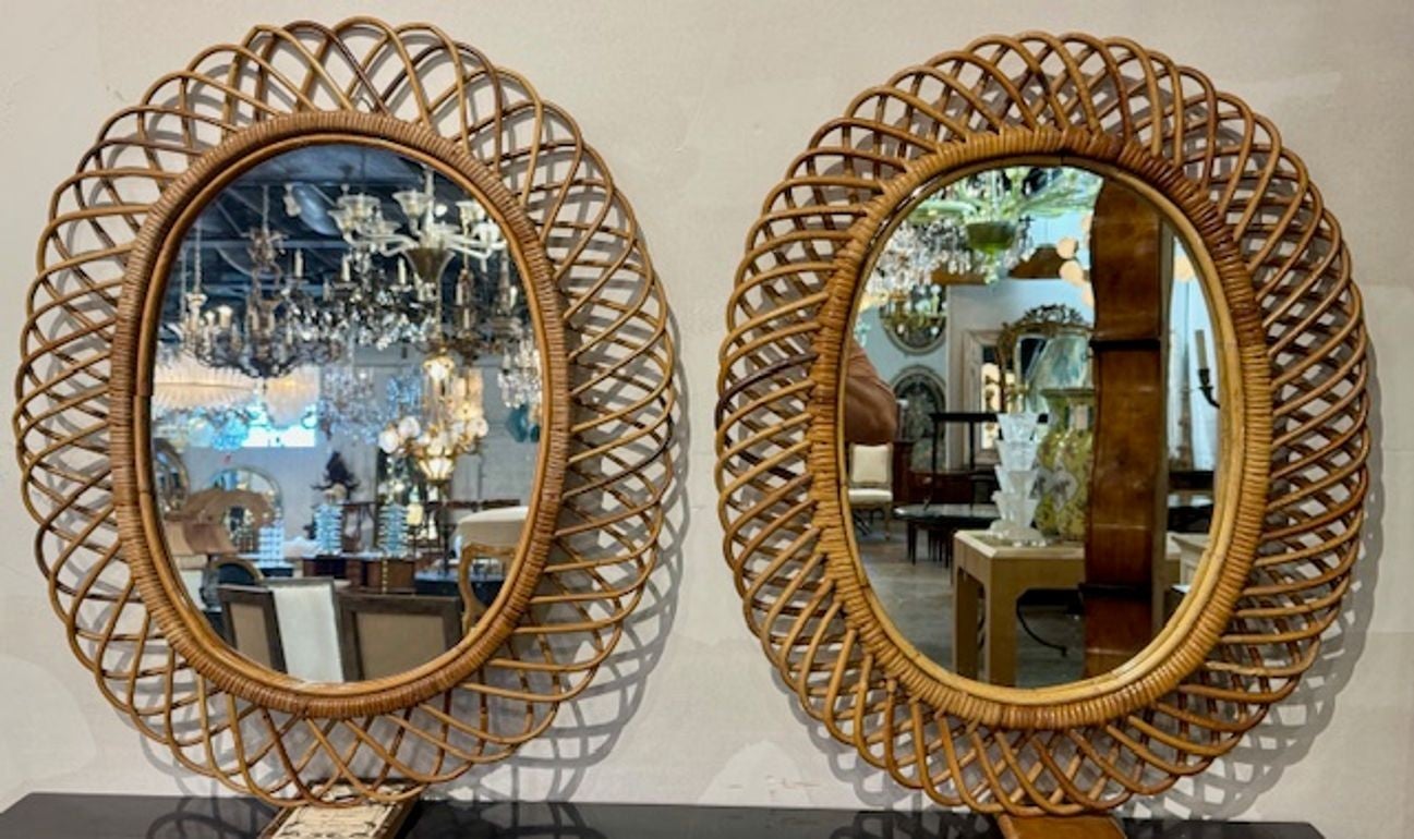 Pareja de espejos ovalados italianos vintage de ratán en venta