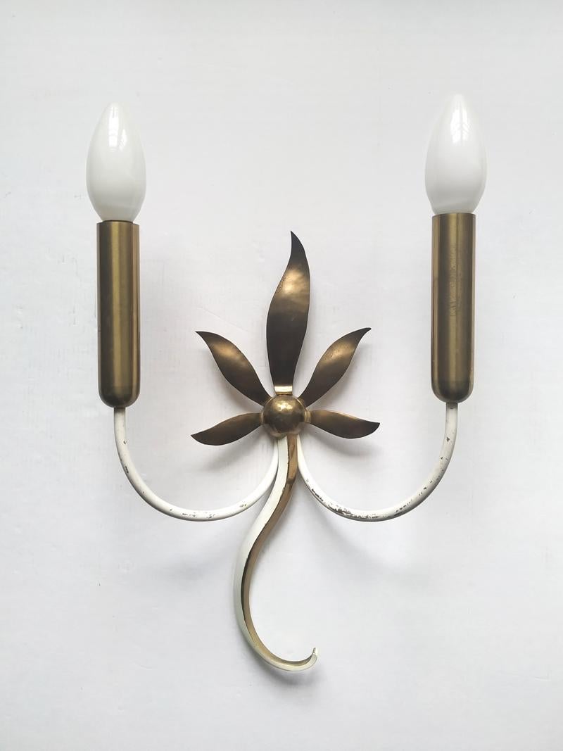 Pair of beautiful solid brass wall lights.
Italy, 1940s - 1950s
Height without bulbs: 12.5
