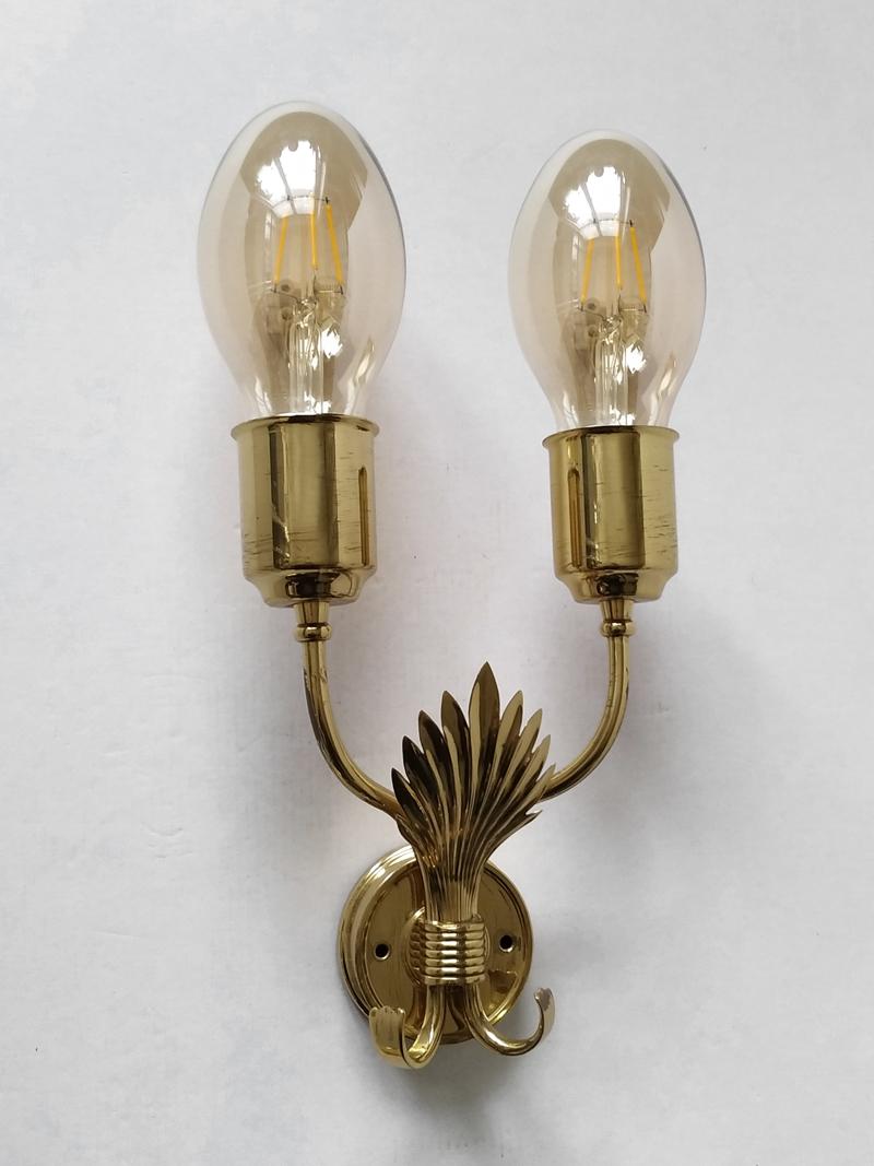 Pair of beautiful solid brass wall lights.
Italy, 1940s - 1950s
Measure: Height without bulbs: 8.9