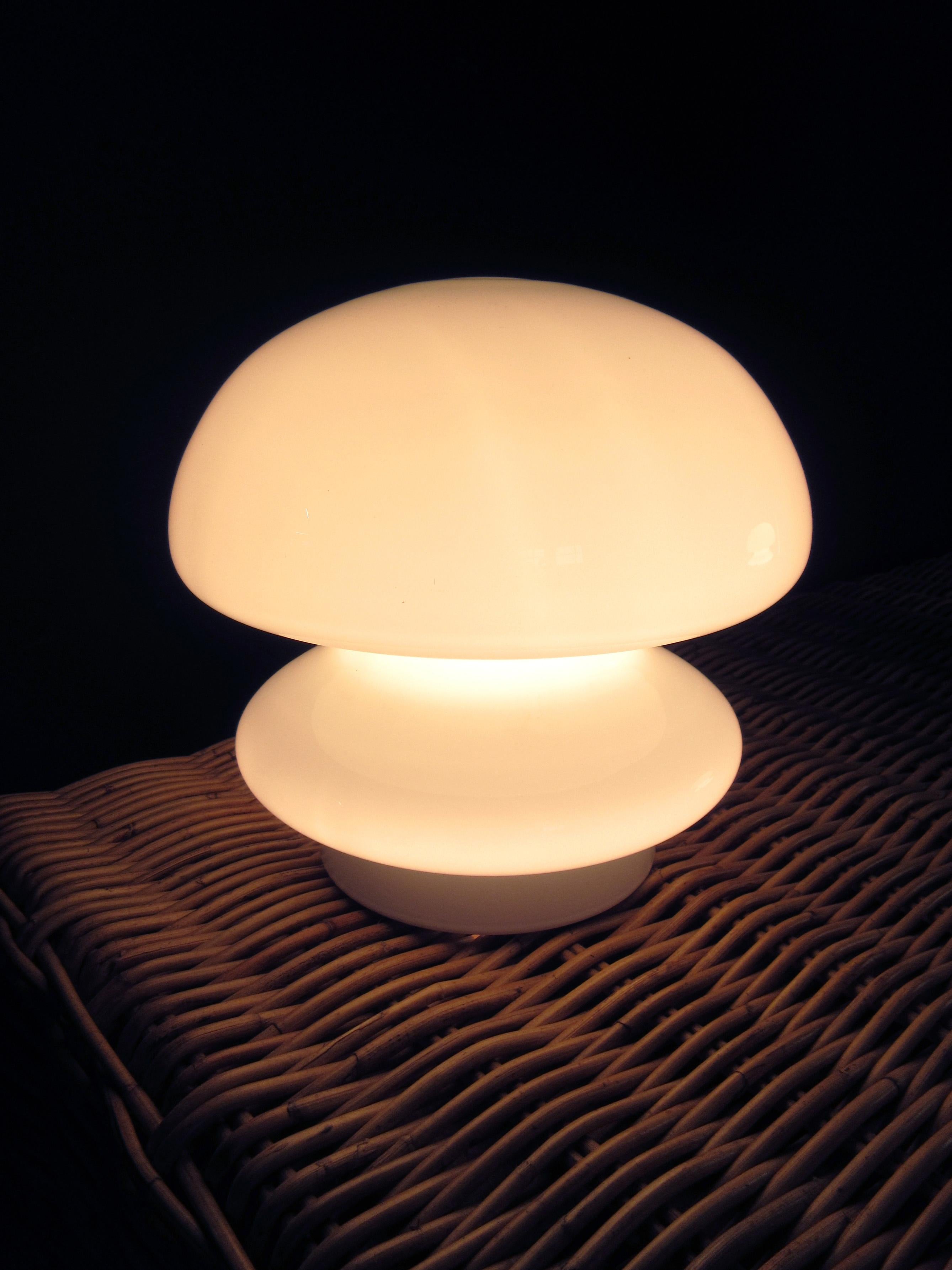 Paire de lampes de bureau italiennes vintage de l'ère spatiale en verre blanc de Murano en vente 12