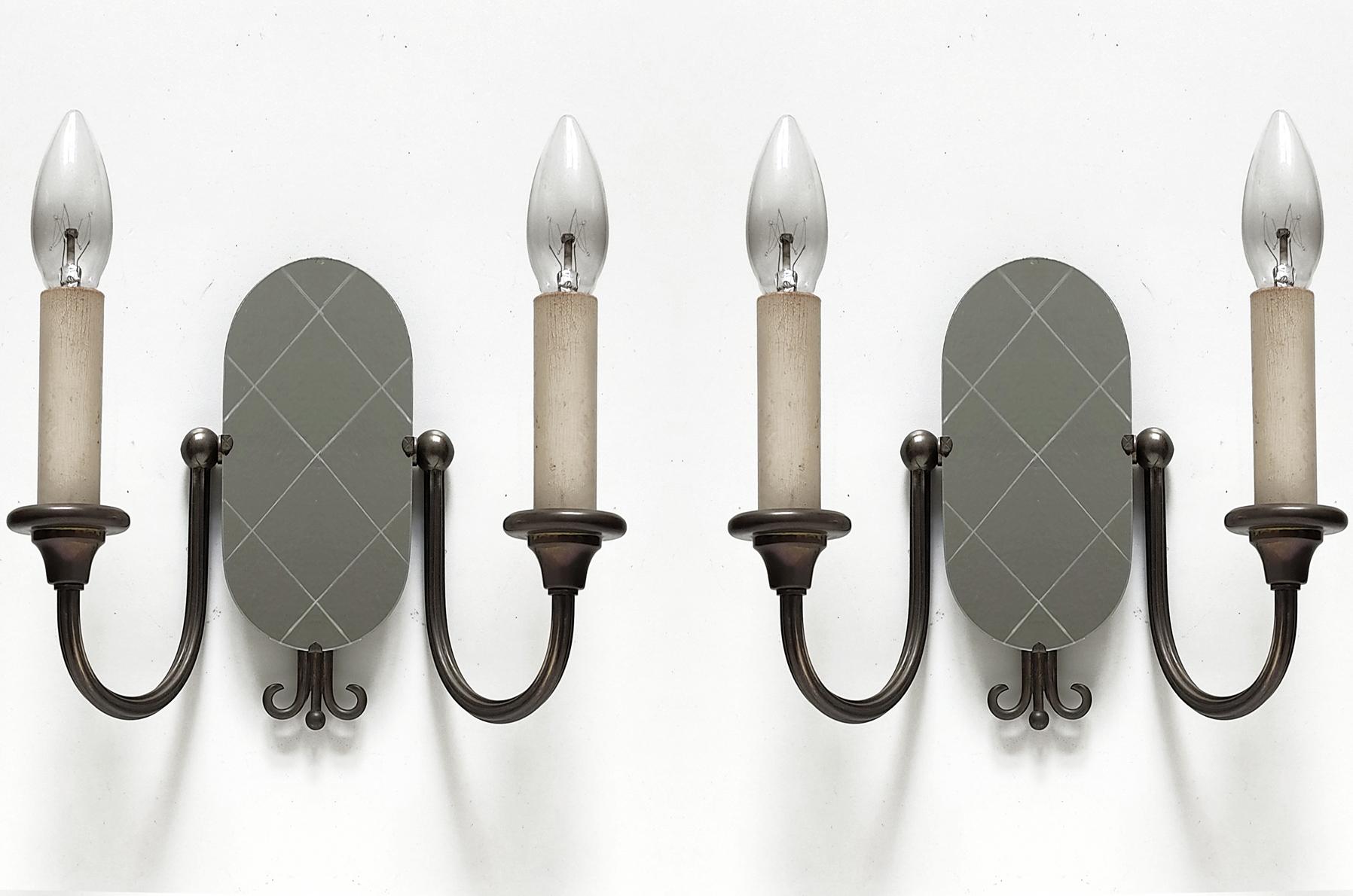 Beautiful pair of brass and mirror wall lights sconces.
Italy, 1920s-1940s
Lamp sockets: 2.
