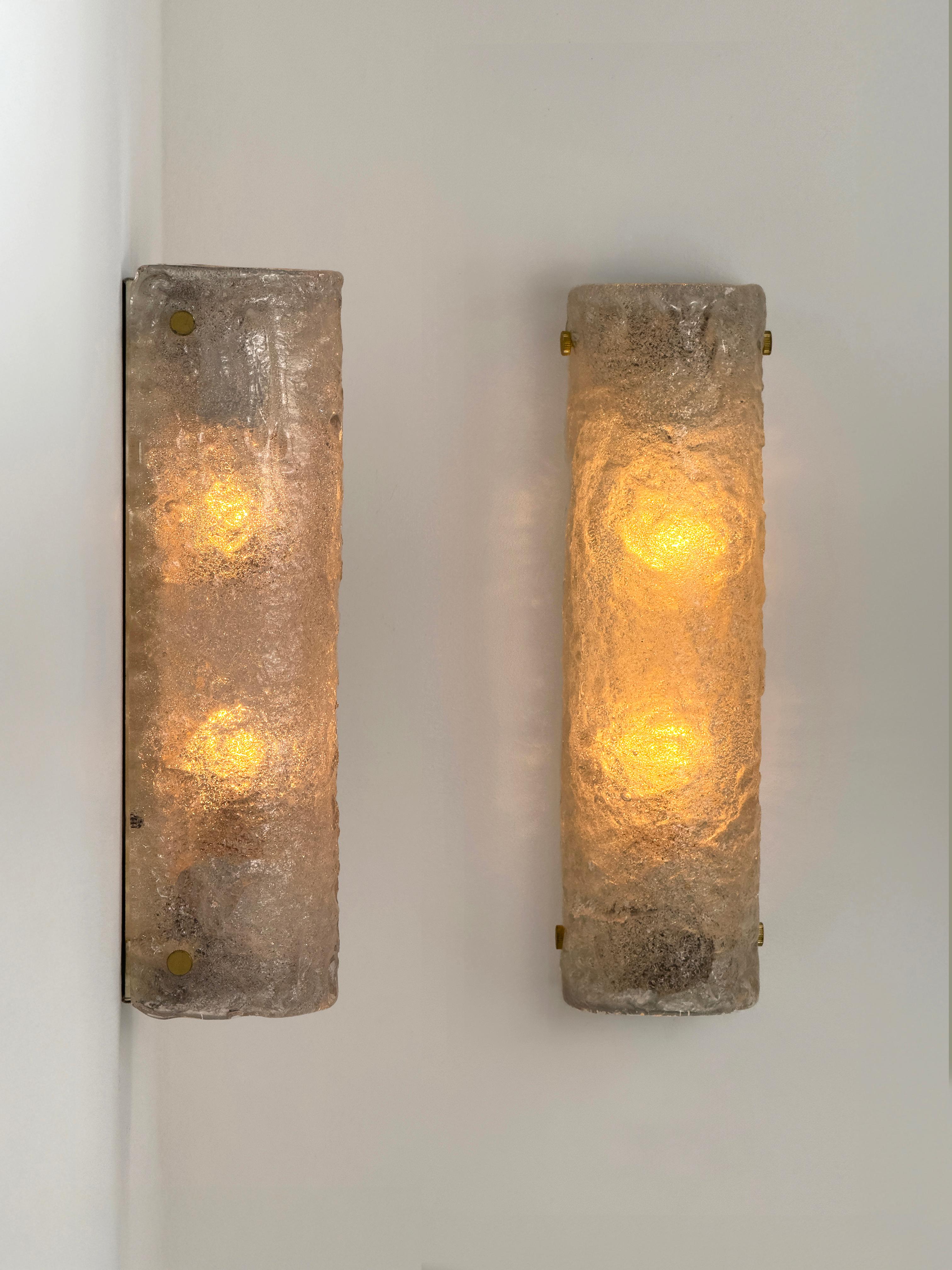 Pareja de Apliques de Pared Vintage Italianos - Vidrio Esmerilado Artesanal, Años 60/70

Elegante par de apliques de pared italianos de época, con gruesos paneles de vidrio esmerilado con una hermosa superficie texturizada, de aproximadamente 1 cm