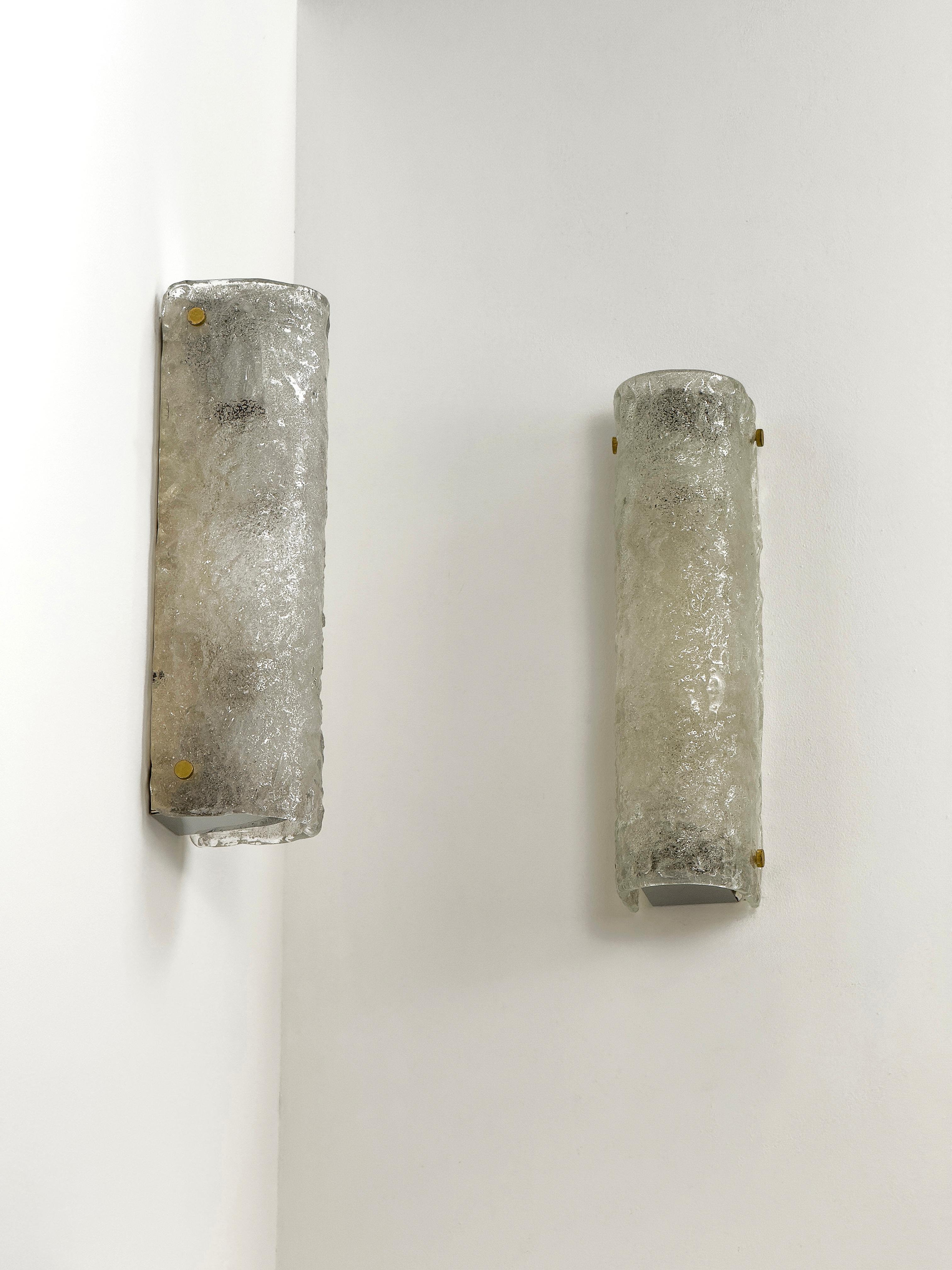 Pareja de Apliques de Pared Vintage Italianos - Vidrio Esmerilado Artesanal, 1960/70 mediados del siglo XX en venta