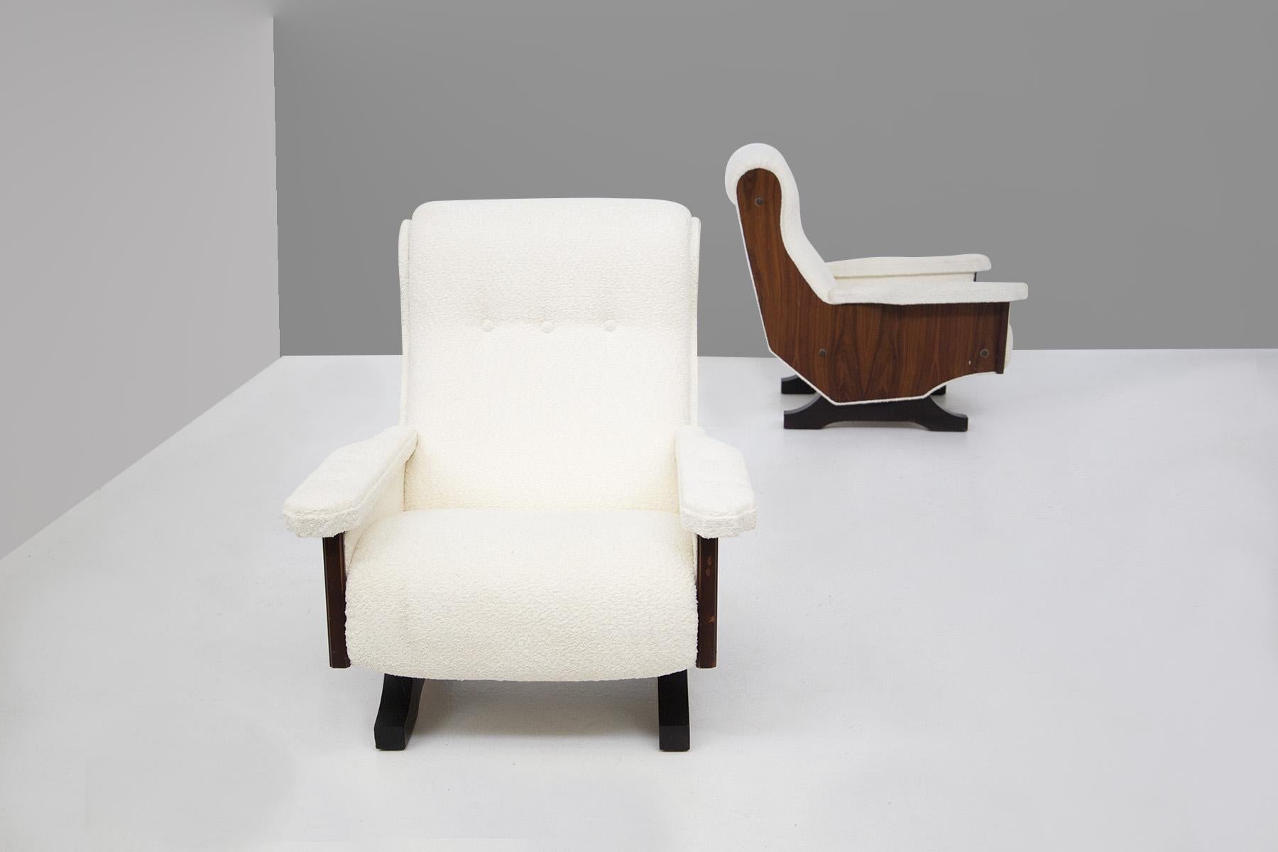 This refined pair of vintage armchairs dates from the 1960s and is an emblematic example of the elegance of Italian design of that era. Made of walnut wood by fine Italian manufacturers, these armchairs combine quality craftsmanship and essential