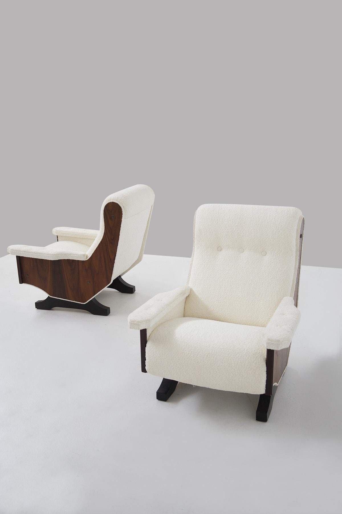 Milieu du XXe siècle Paire de fauteuils italiens vintage en bois de noyer et tissu bouclé en vente