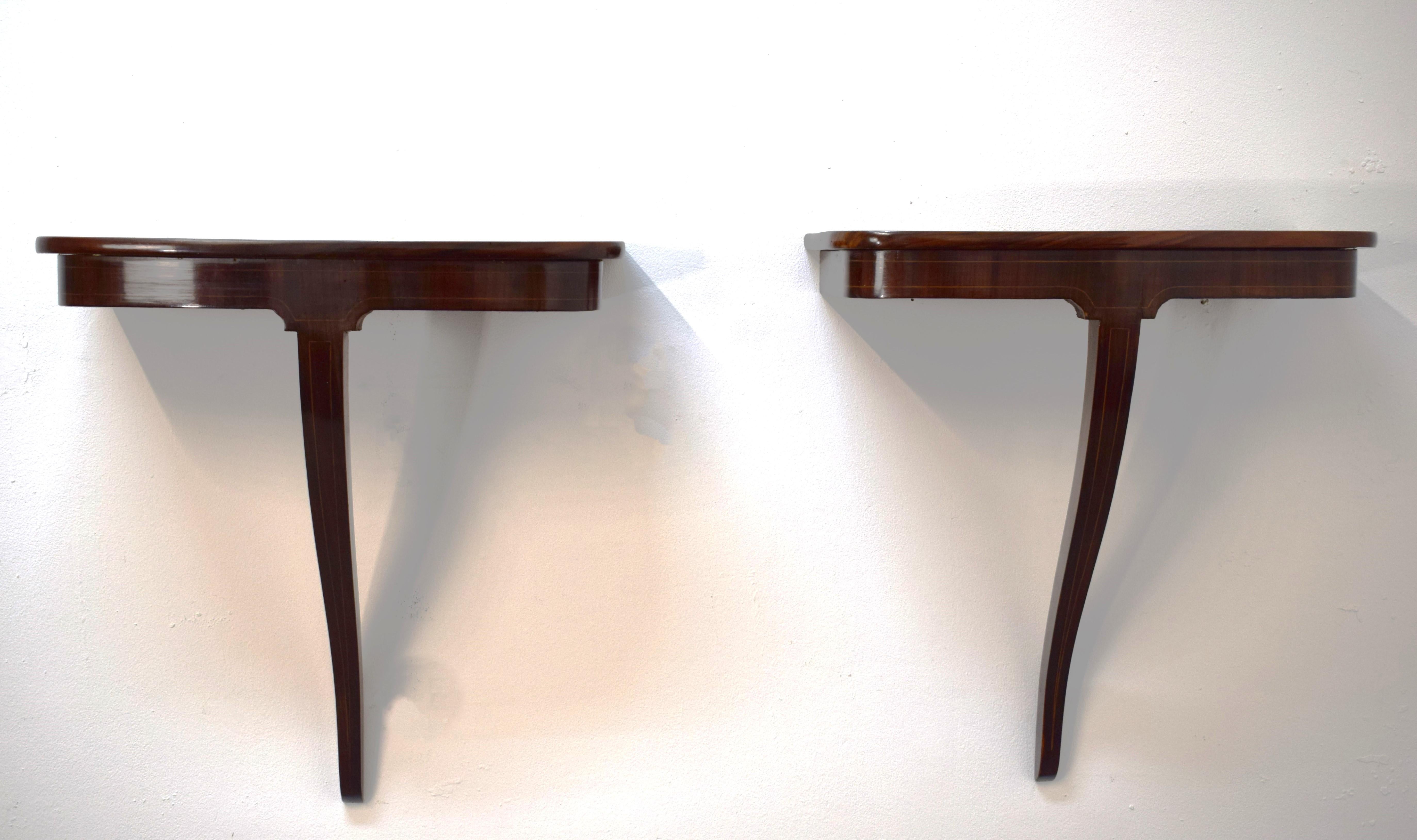 Pair of italian wall consolle by Paolo Buffa, 1950s.
Dimensions: H= 60 cm; W= 56 cm;  D= 25 cm.