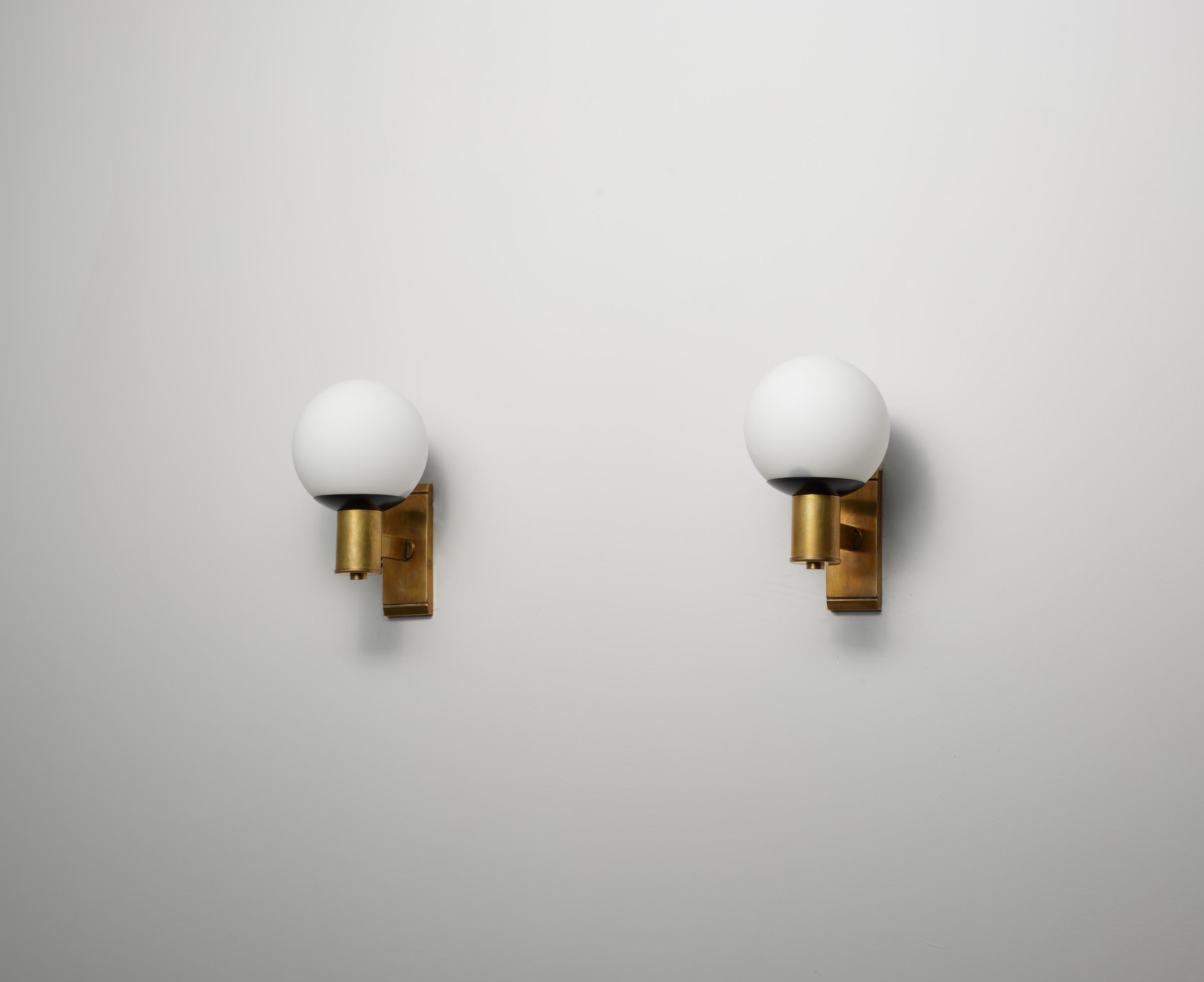 Mid-Century Modern Pair of Italian Wall Lamps in Brass and Opaline Glass, 1950s For Sale