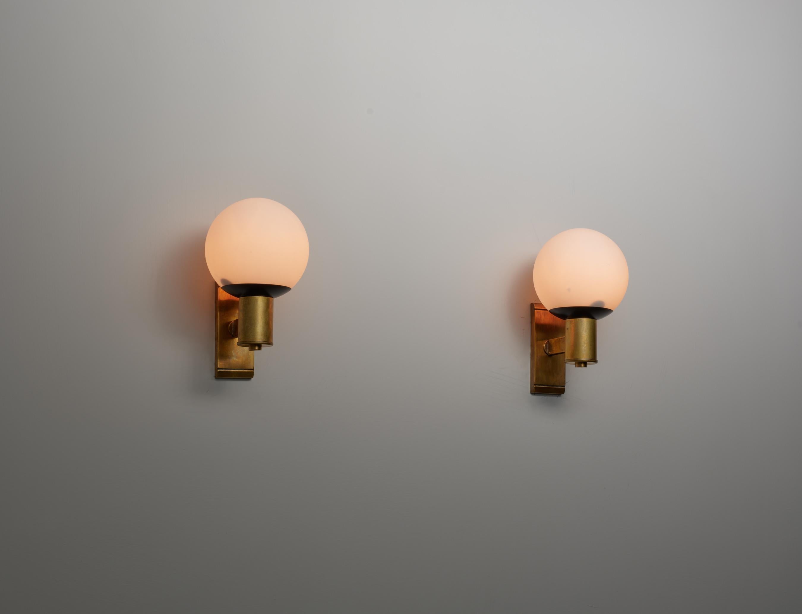 Pair of Italian Wall Lamps in Brass and Opaline Glass, 1950s In Good Condition For Sale In Rome, IT