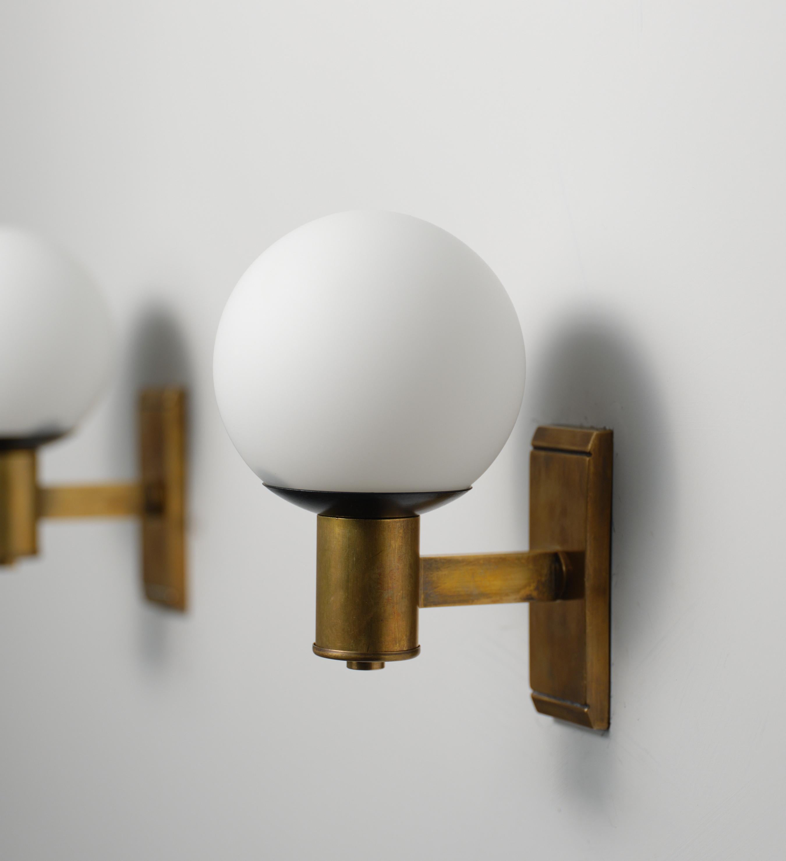 Mid-20th Century Pair of Italian Wall Lamps in Brass and Opaline Glass, 1950s For Sale