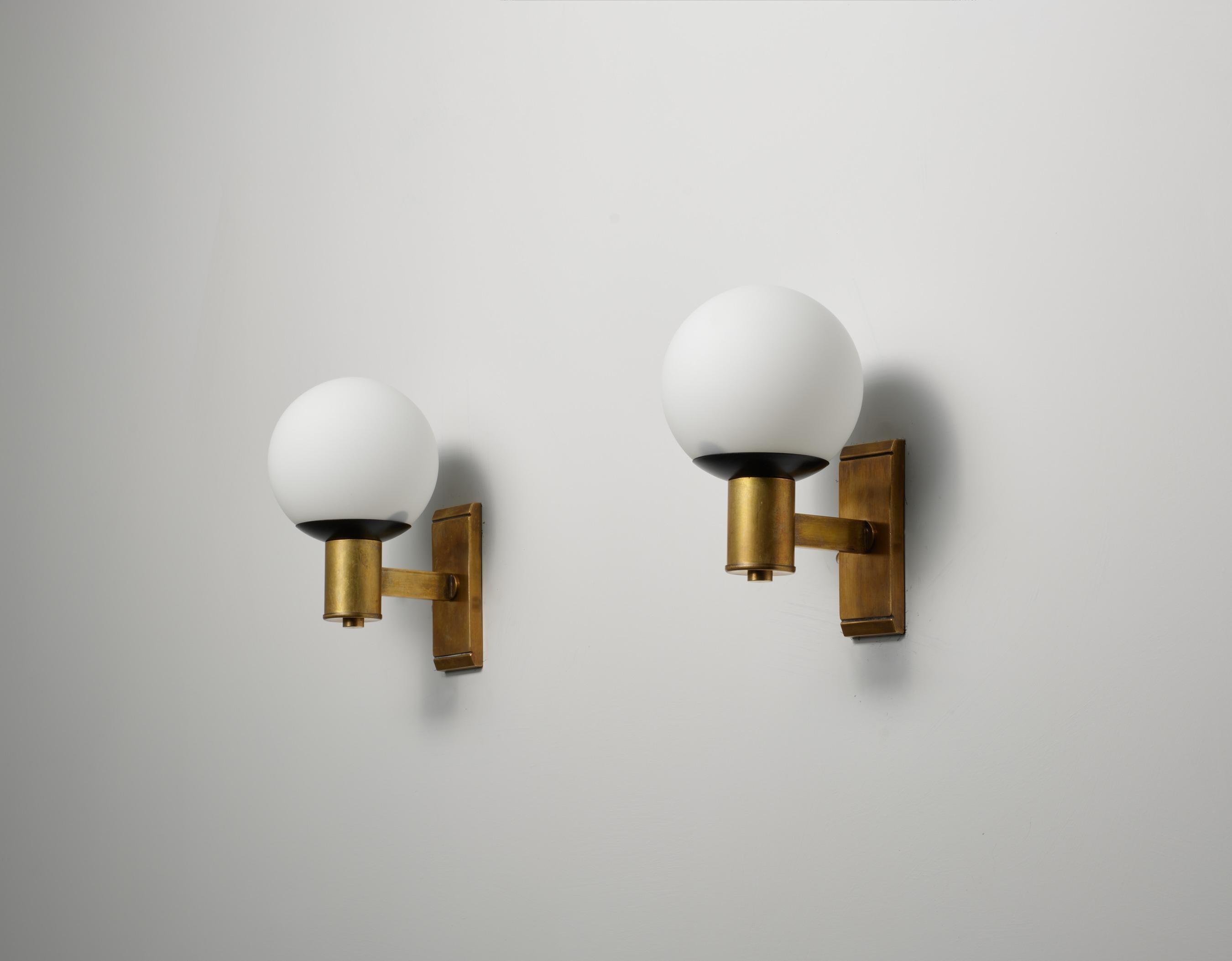 Pair of Italian Wall Lamps in Brass and Opaline Glass, 1950s For Sale 1