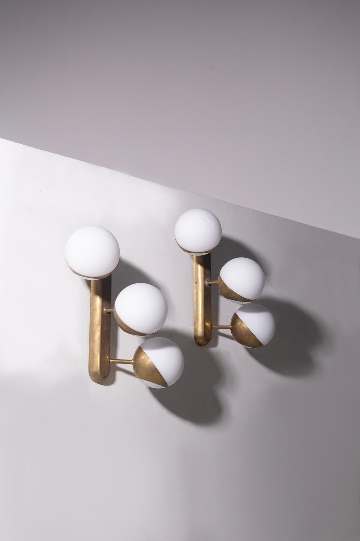 Mid-Century Modern Paire d'appliques italiennes en laiton et verre opalin en vente