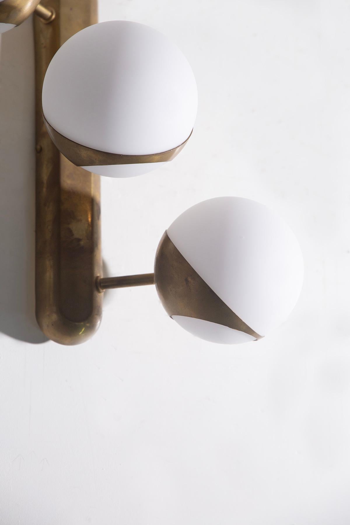Paire d'appliques italiennes en laiton et verre opalin en vente 2