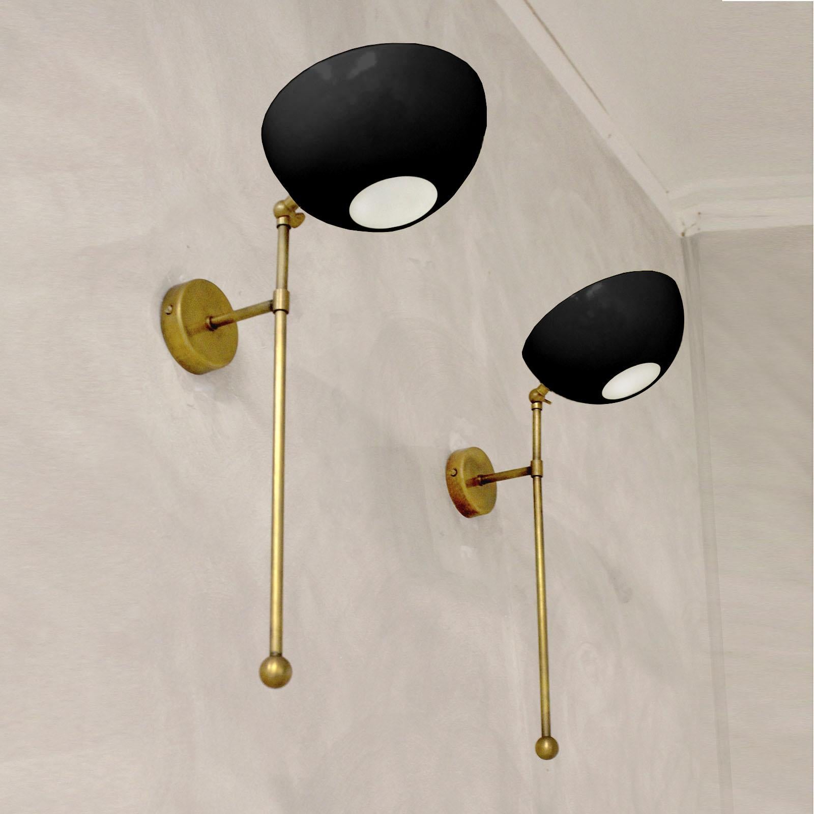 Paar italienische Wandleuchten, Messing und schwarzer Lack, Stilnovo-Stil (Moderne der Mitte des Jahrhunderts) im Angebot