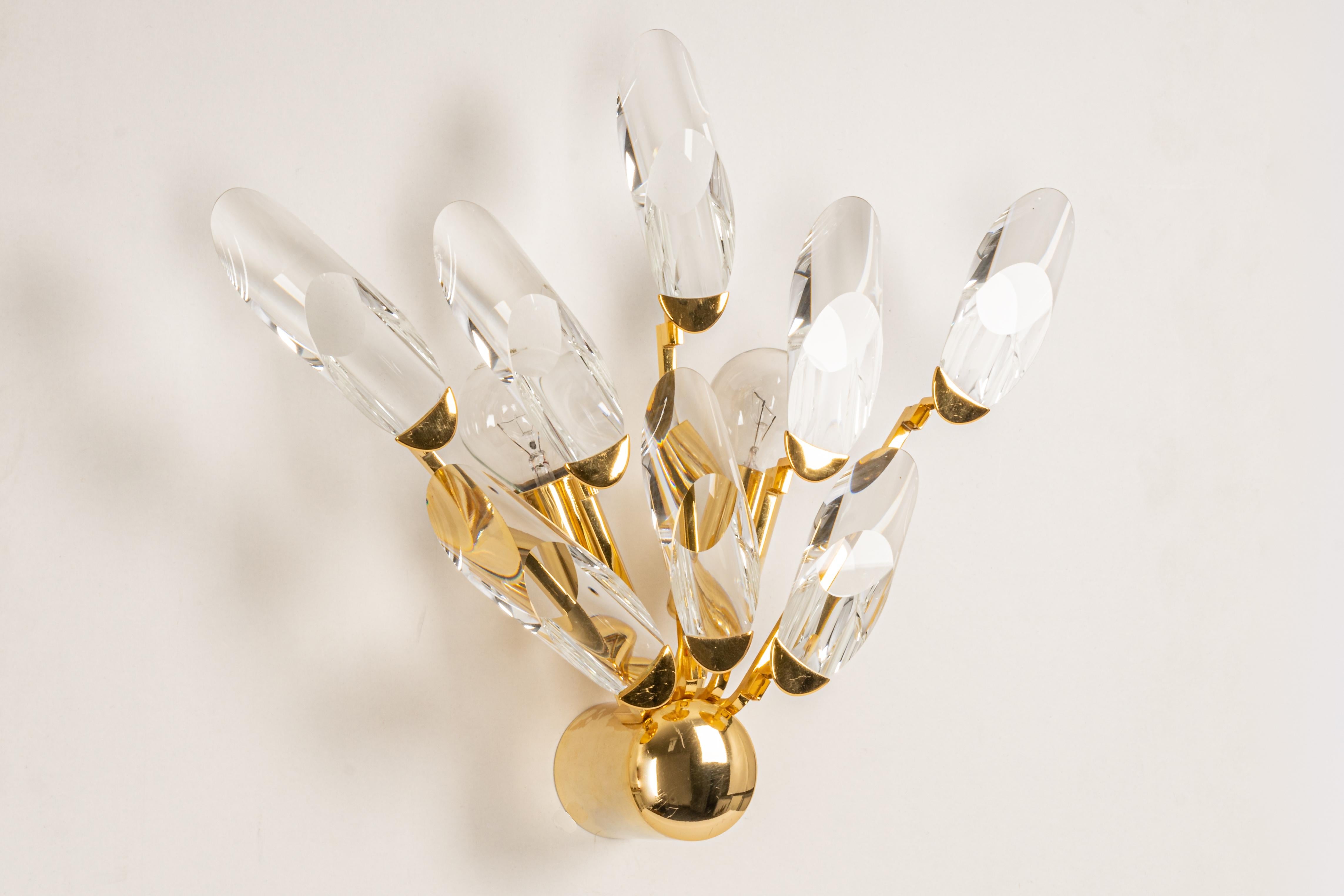 Una coppia di lampade da parete Stunning di Stilkronen, Italia, è stata prodotta a metà del secolo scorso (anni '60/'70). Sono realizzati in ottone placcato oro (24 carati) con vetri tagliati.

Di alta qualità e in ottime condizioni. Pulito, ben