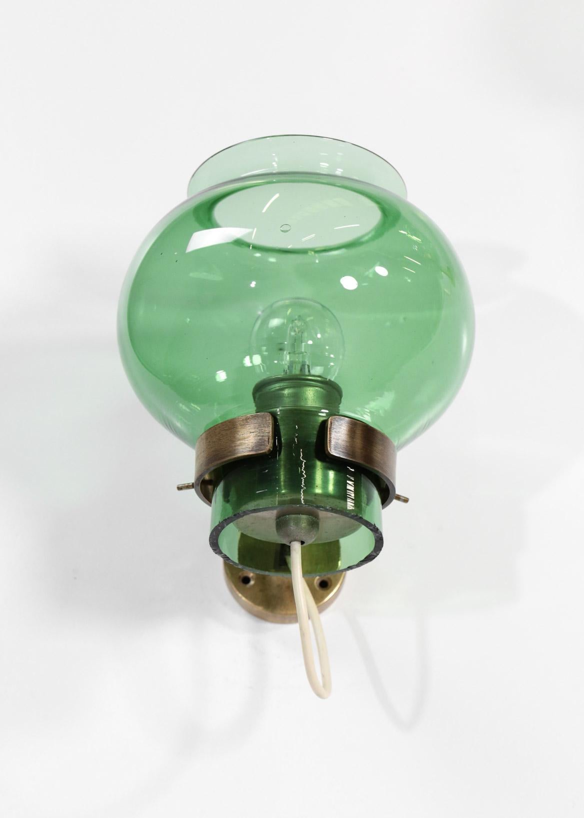 Pair of Italian Wall Lights Green Glass and Brass In Good Condition In Lyon, FR