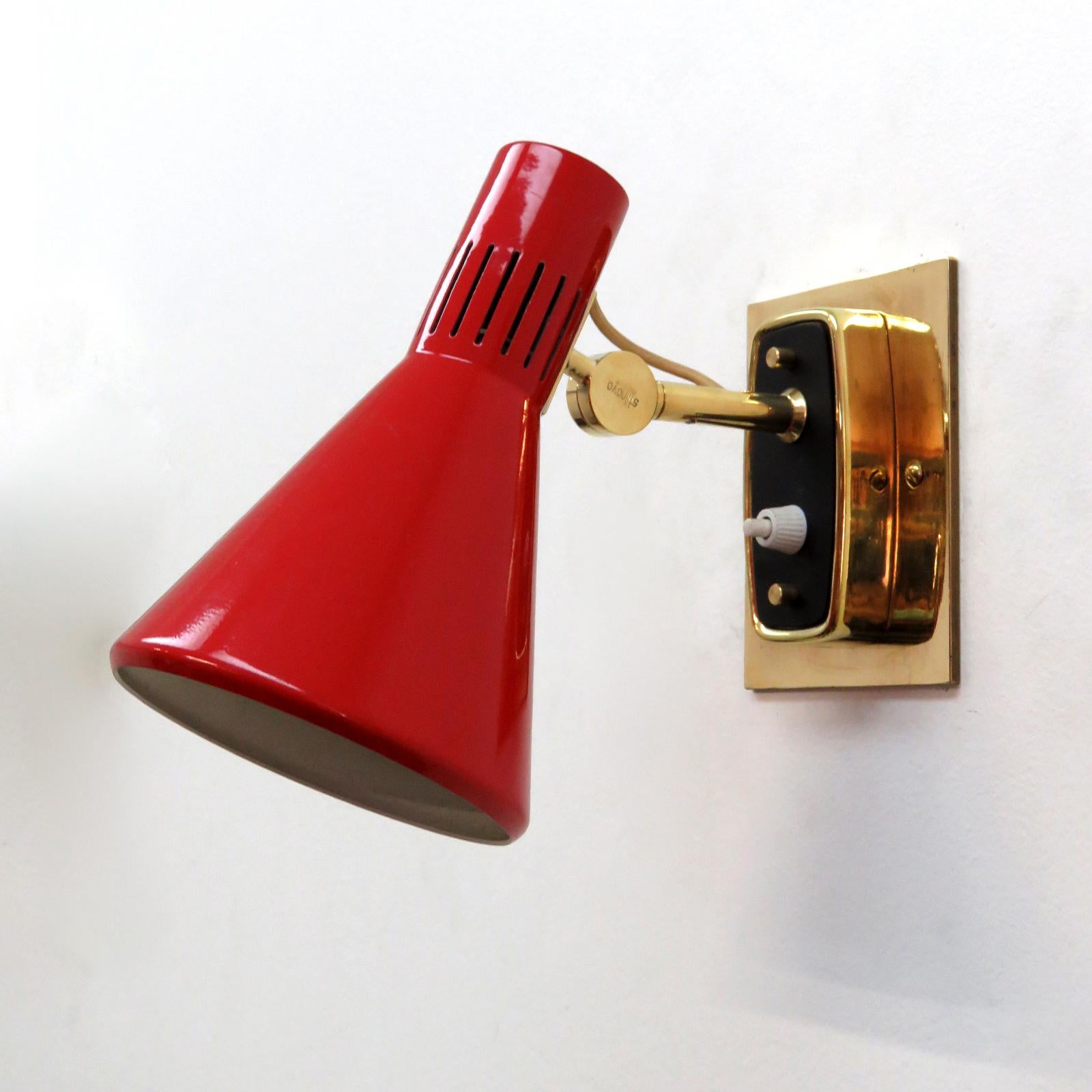 Mid-Century Modern Paire de lampes murales italiennes modèle 2085 par Stilnovo, 1950 en vente