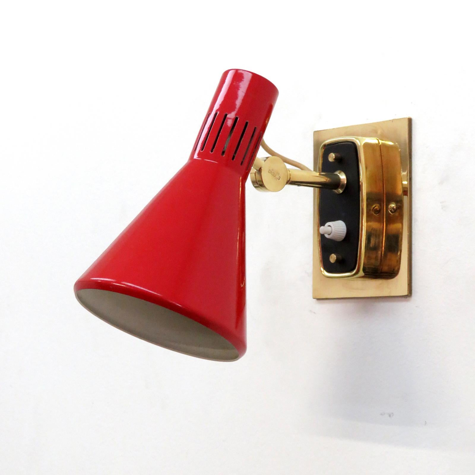 Émaillé Paire de lampes murales italiennes modèle 2085 par Stilnovo, 1950 en vente