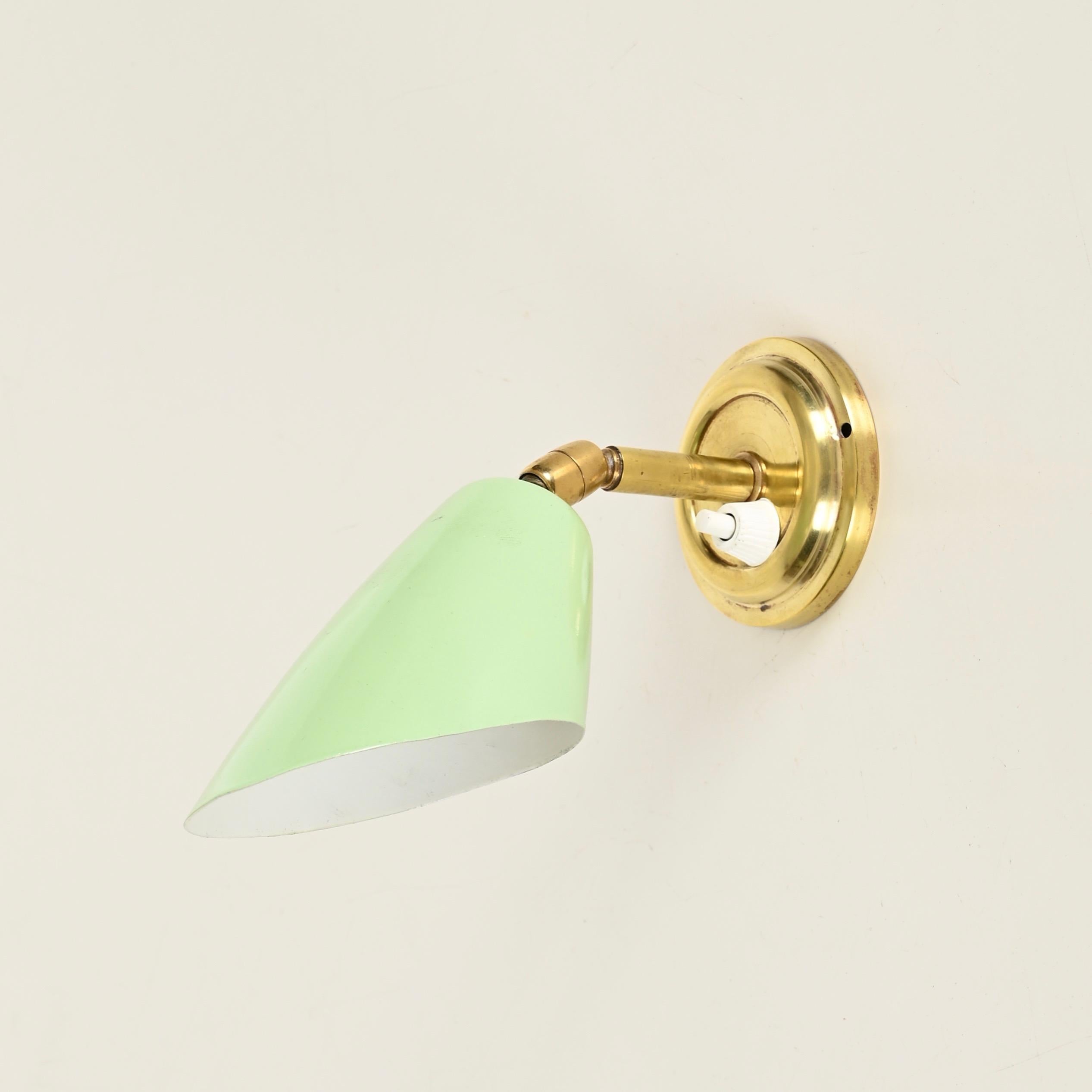 Mid-Century moderno Pair of Italian Wall Lights Sconces in Brass and Green Metal by G. Ostuni, 1950s in vendita