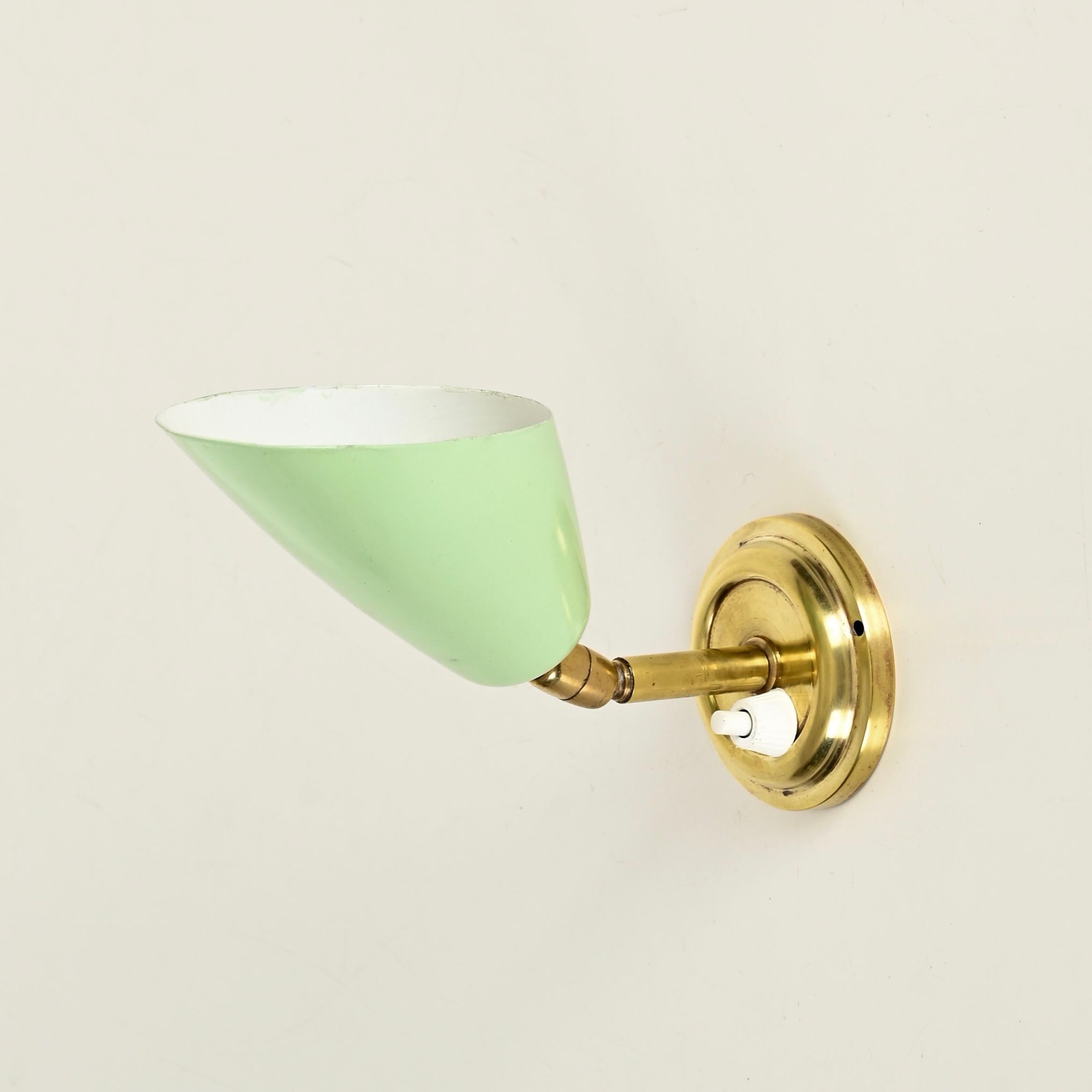 Pair of Italian Wall Lights Sconces in Brass and Green Metal by G. Ostuni, 1950s in vendita 1