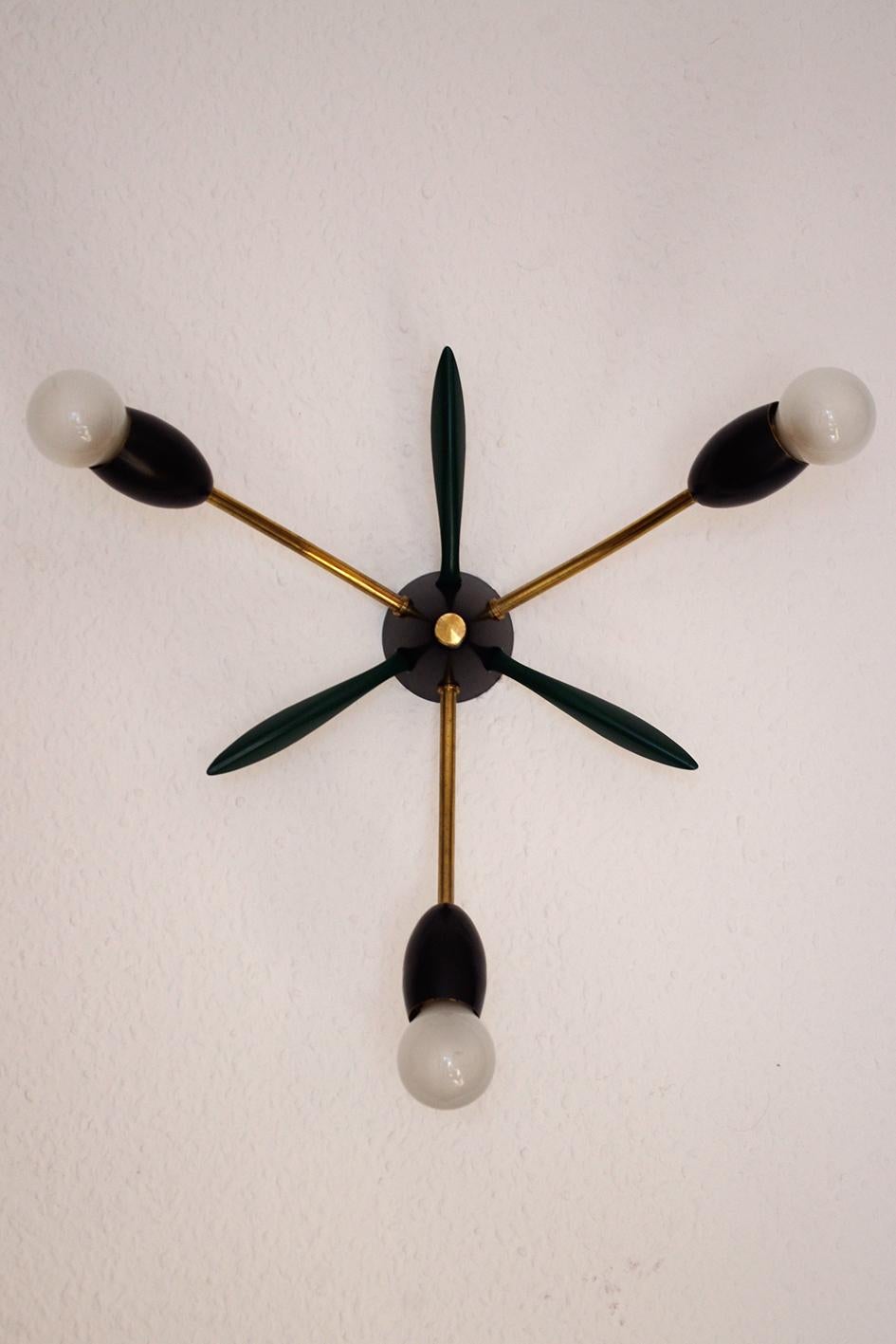 Pair of beautiful minimalist Sputnik wall or ceiling flush mounts in the style of Stilnovo.
Italy, 1950s.
Lamp sockets: 3