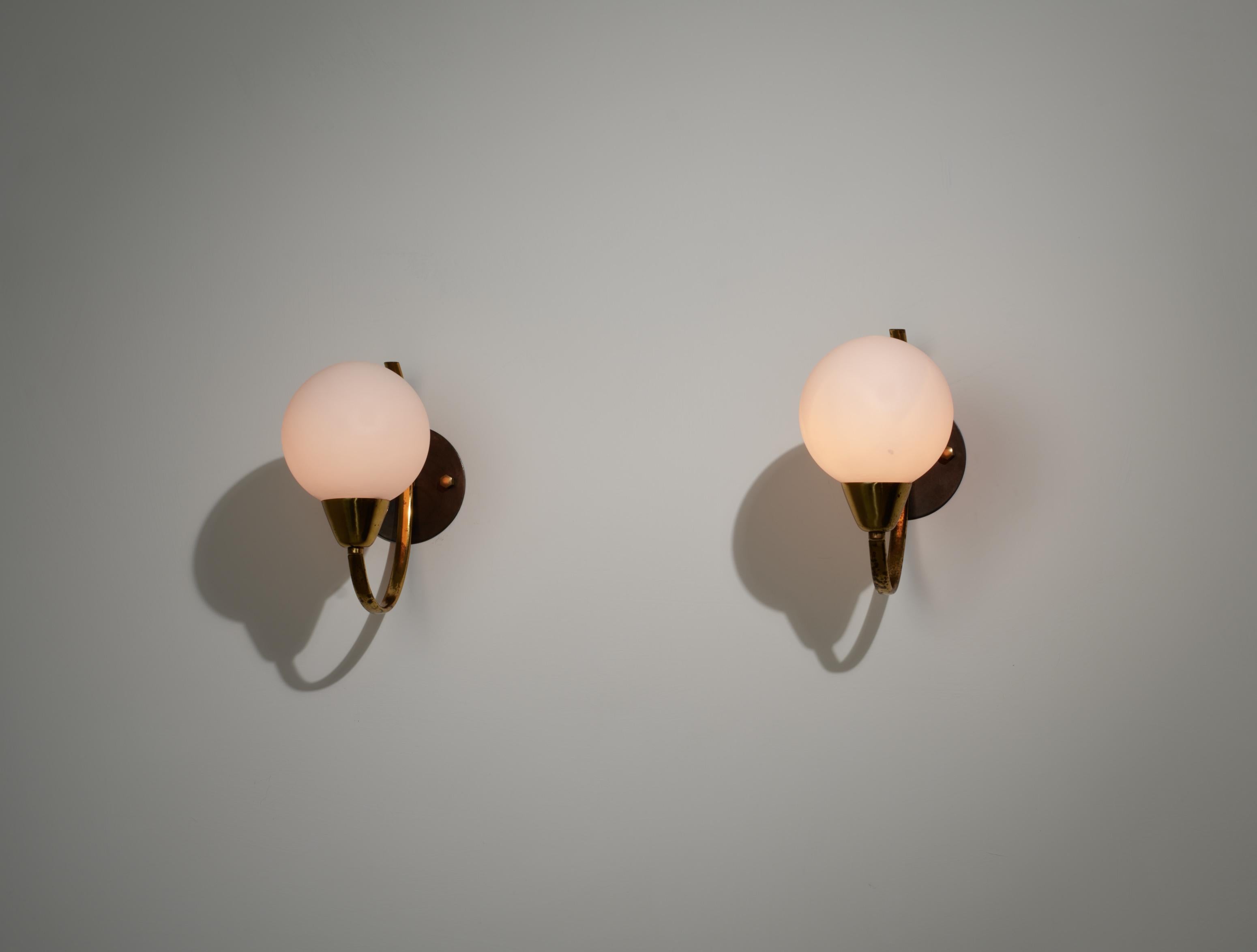 Pair of Italian Wall Sconces in Brass and Burnished Steel with Opaline Glass In Good Condition In Rome, IT