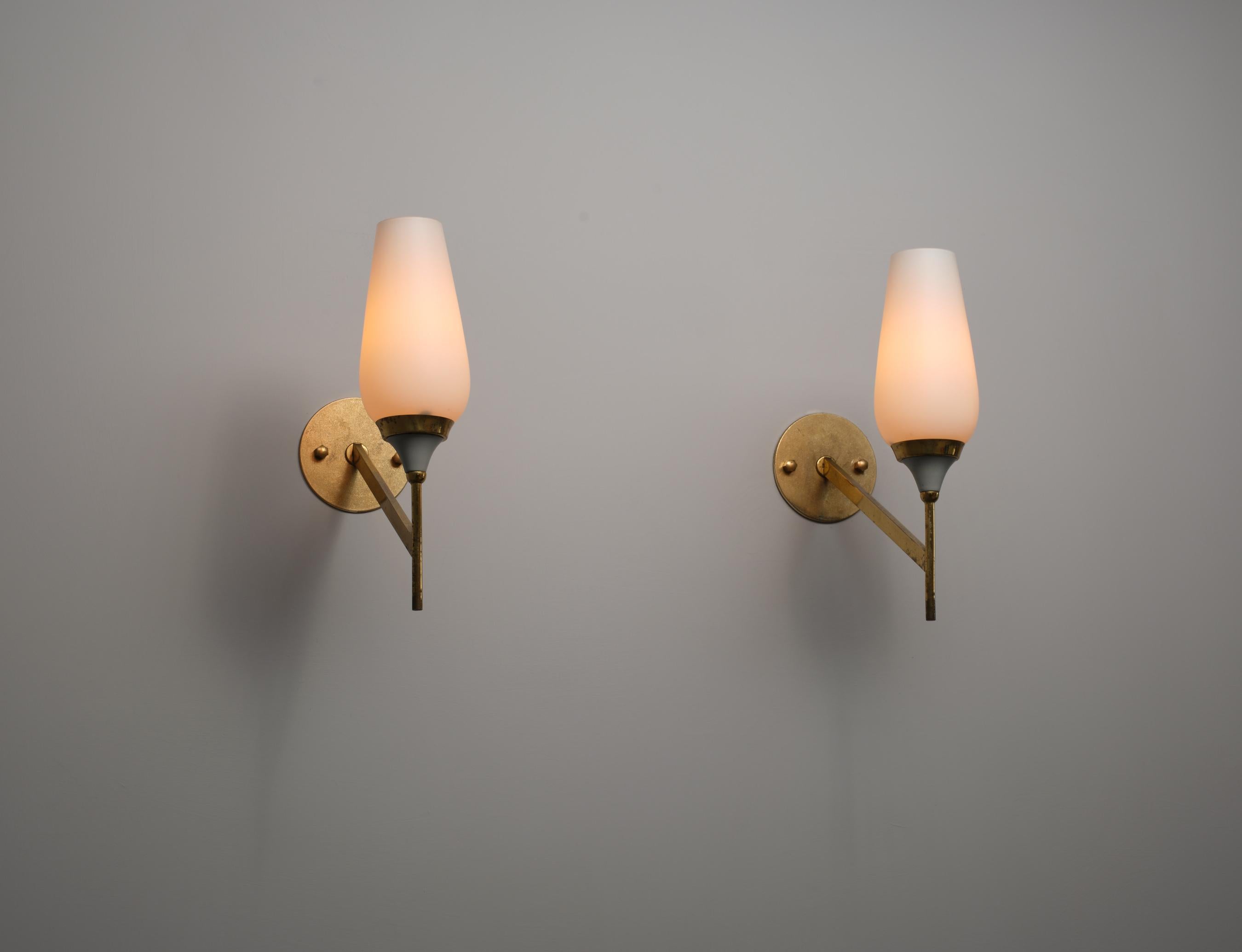 Pareja de apliques italianos de latón, metal lacado y cristal opalino, años 50 Metal en venta