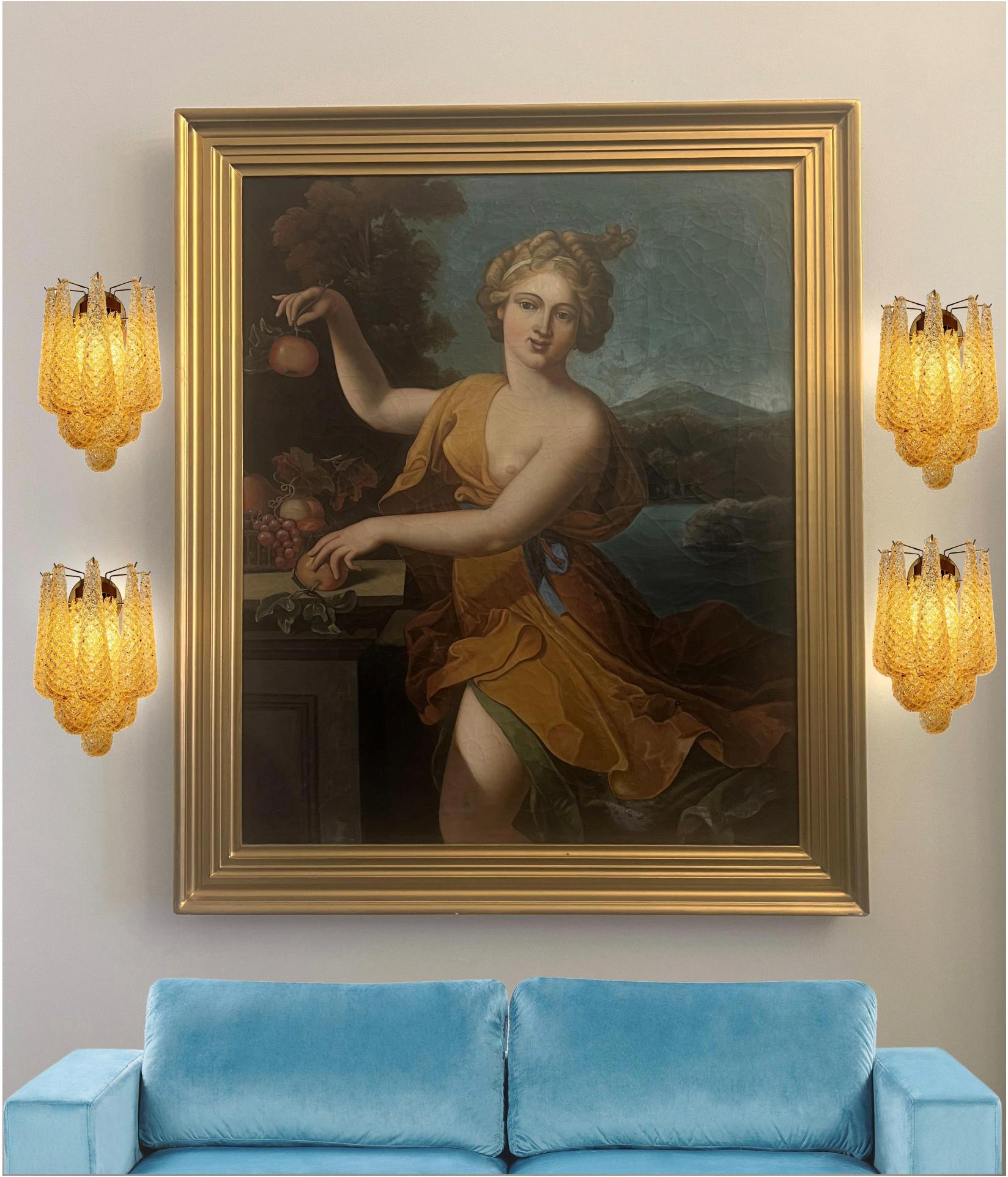 Fantastique paire d'appliques murales vintage de Murano composée de 10 pétales de verre (cristal ambré, lisse à l'extérieur, avec de la poudre de cristal puis rugueux à l'intérieur.) dans un cadre en métal peint en doré.
Période : 1990s
Dimensions :