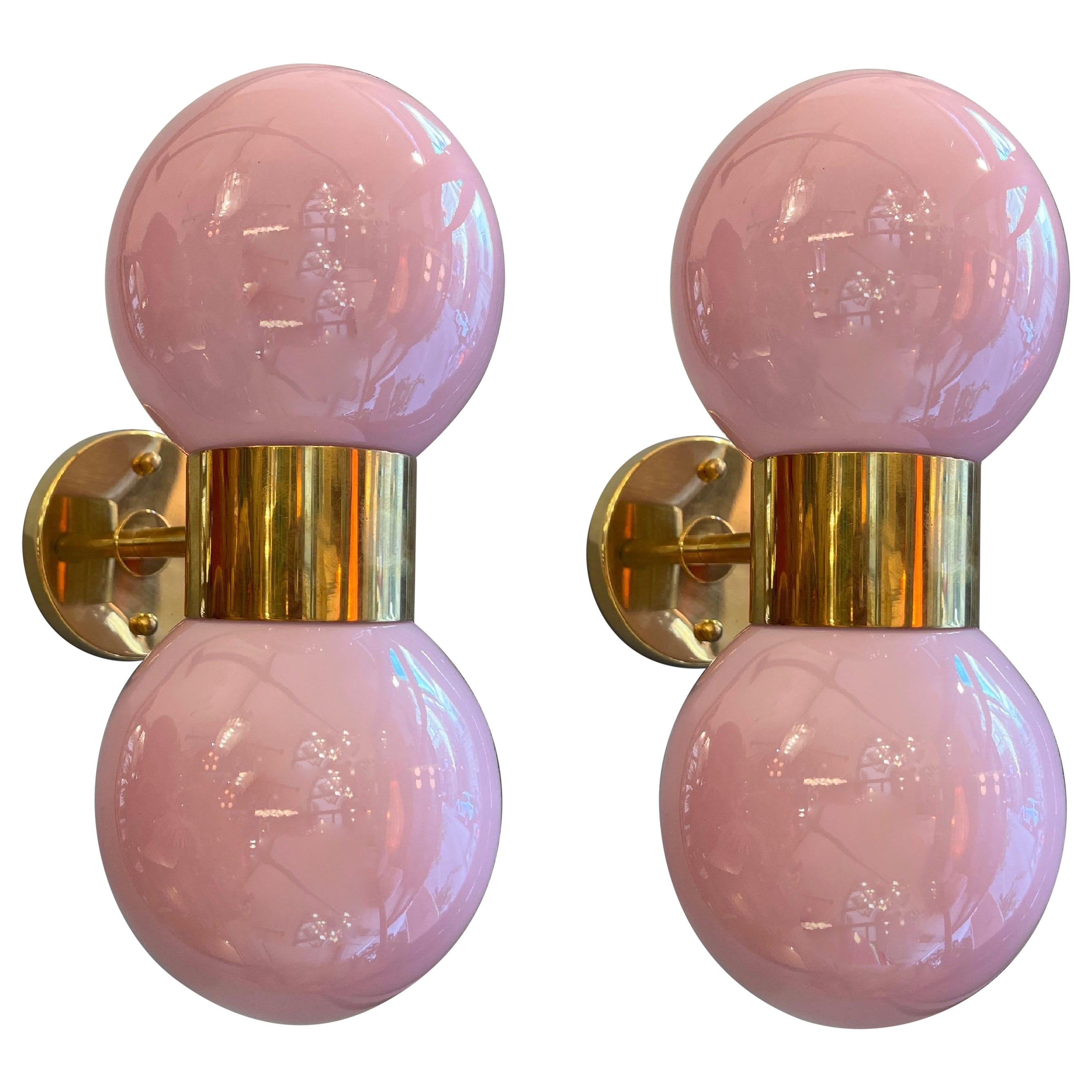 Pareja de apliques italianos con doble globo de cristal de Murano rosa acabados en latón