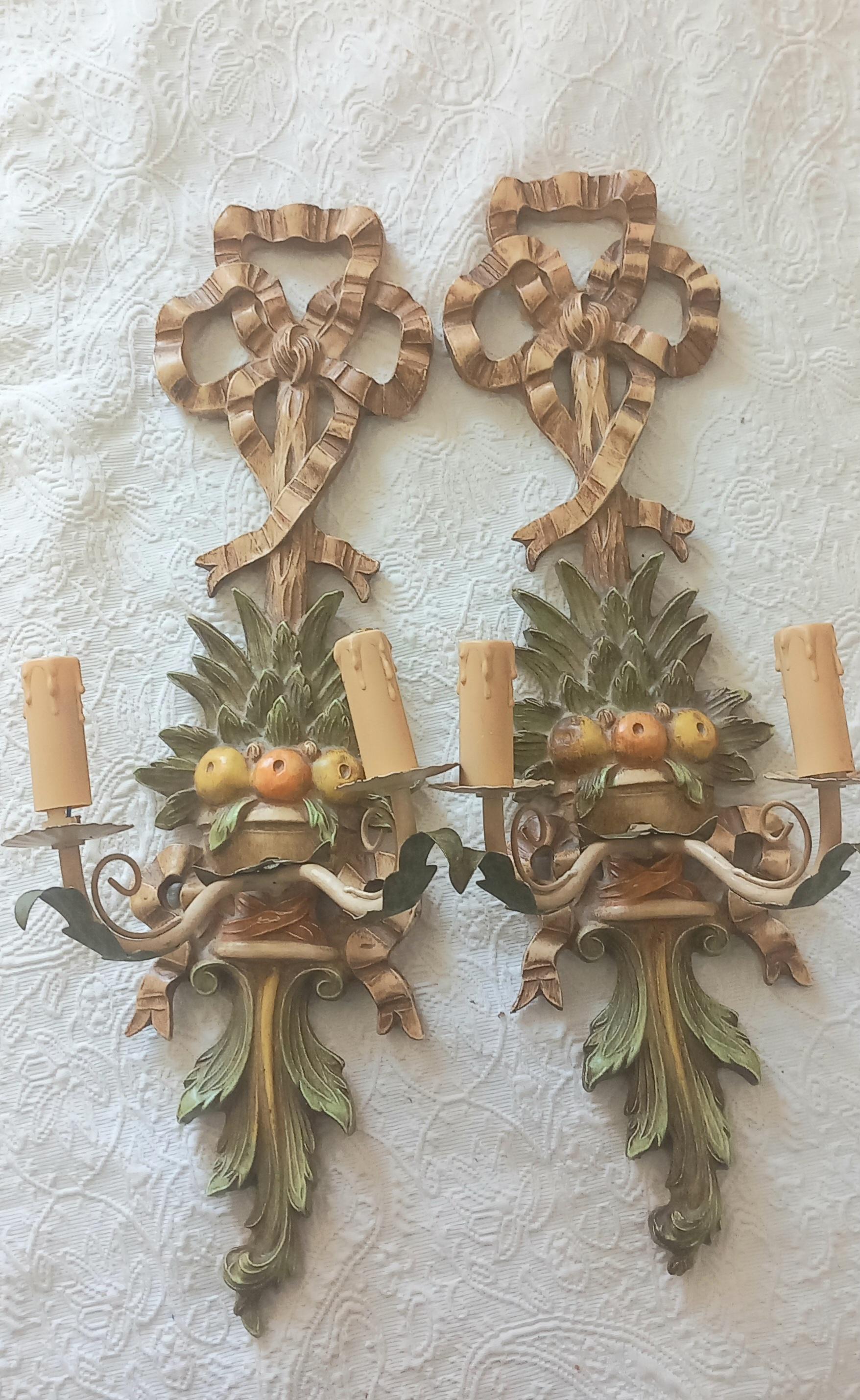 Beautiful light fixtures with fruits and polychrome top bow with warm tones
  A mix between Louis XVI style and Tuscan style
  It has two metal sconces with two lights finished in candle.
  They are made of wood and some parts seem to be made with