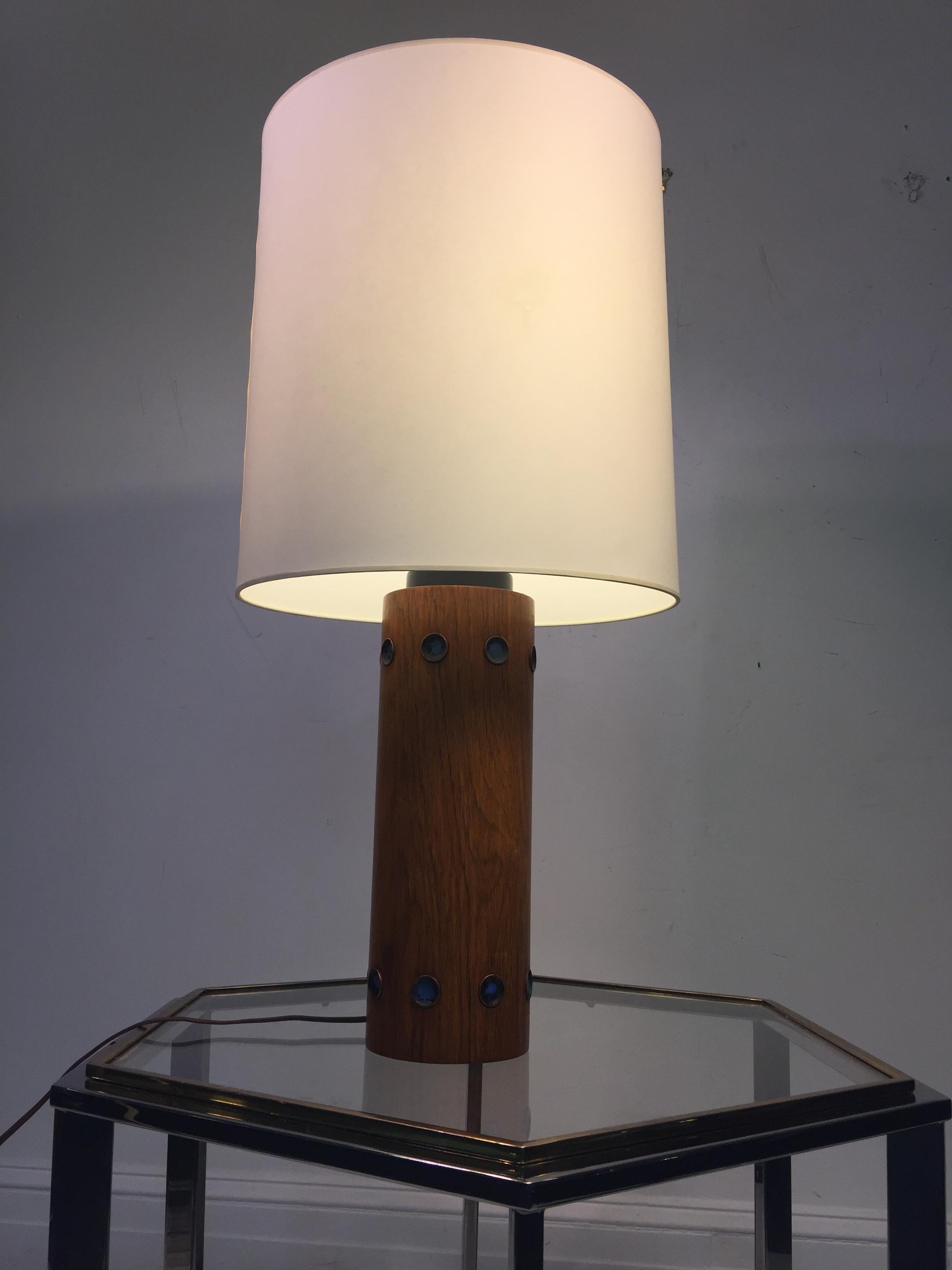 Italian striated walnut cylindrical lamps set with round enameled copper discs on top and bottom of the lamp. Enameled discs in the manner of Paolo De Poli. Designed in Italy in the 1950s-1960s. Black enameled metal stem and cap. Measurements of the