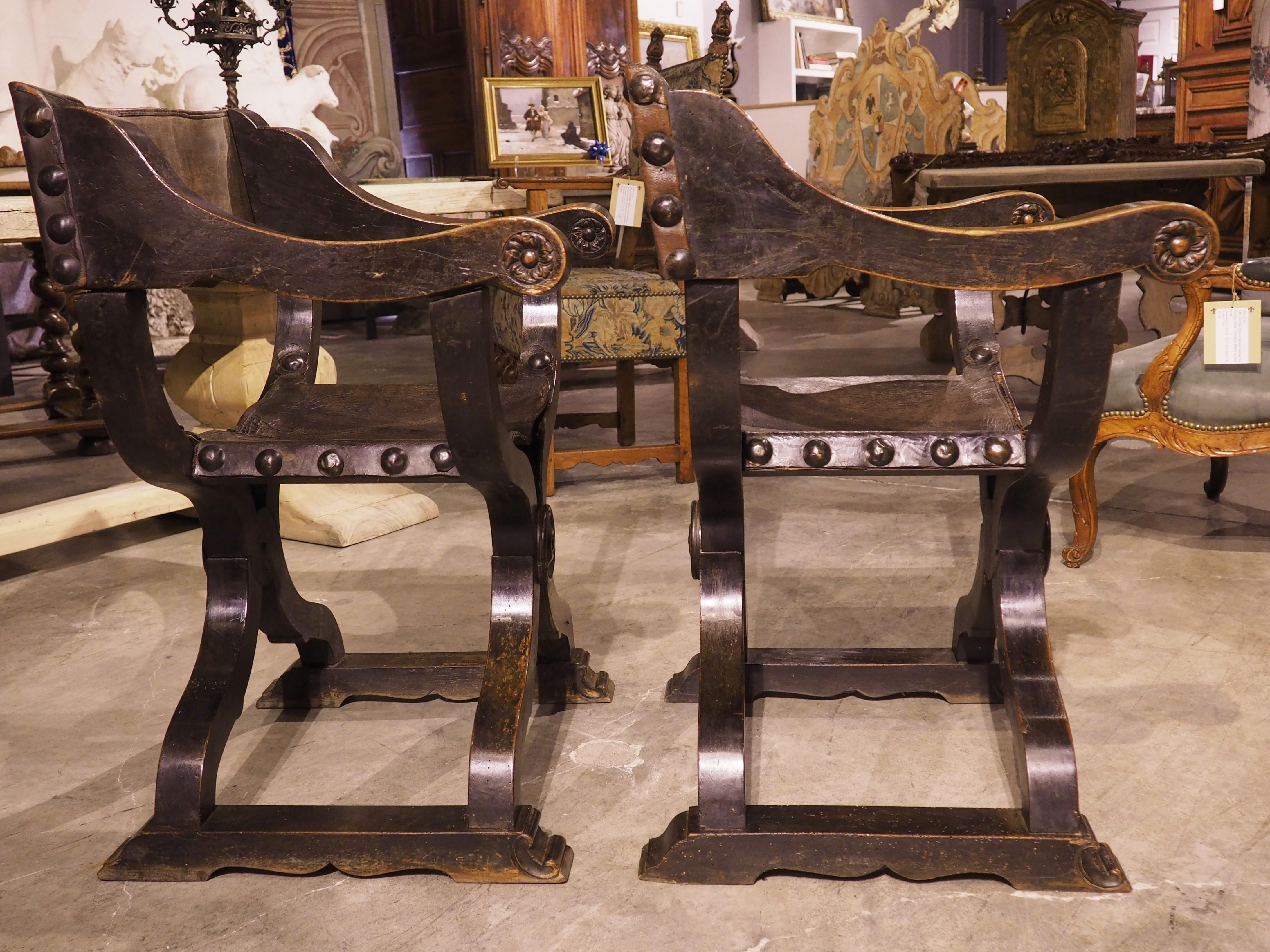 Pair of Italian Walnut and Leather Sedia del Campo Savonarola Chairs, Circa 1800 8